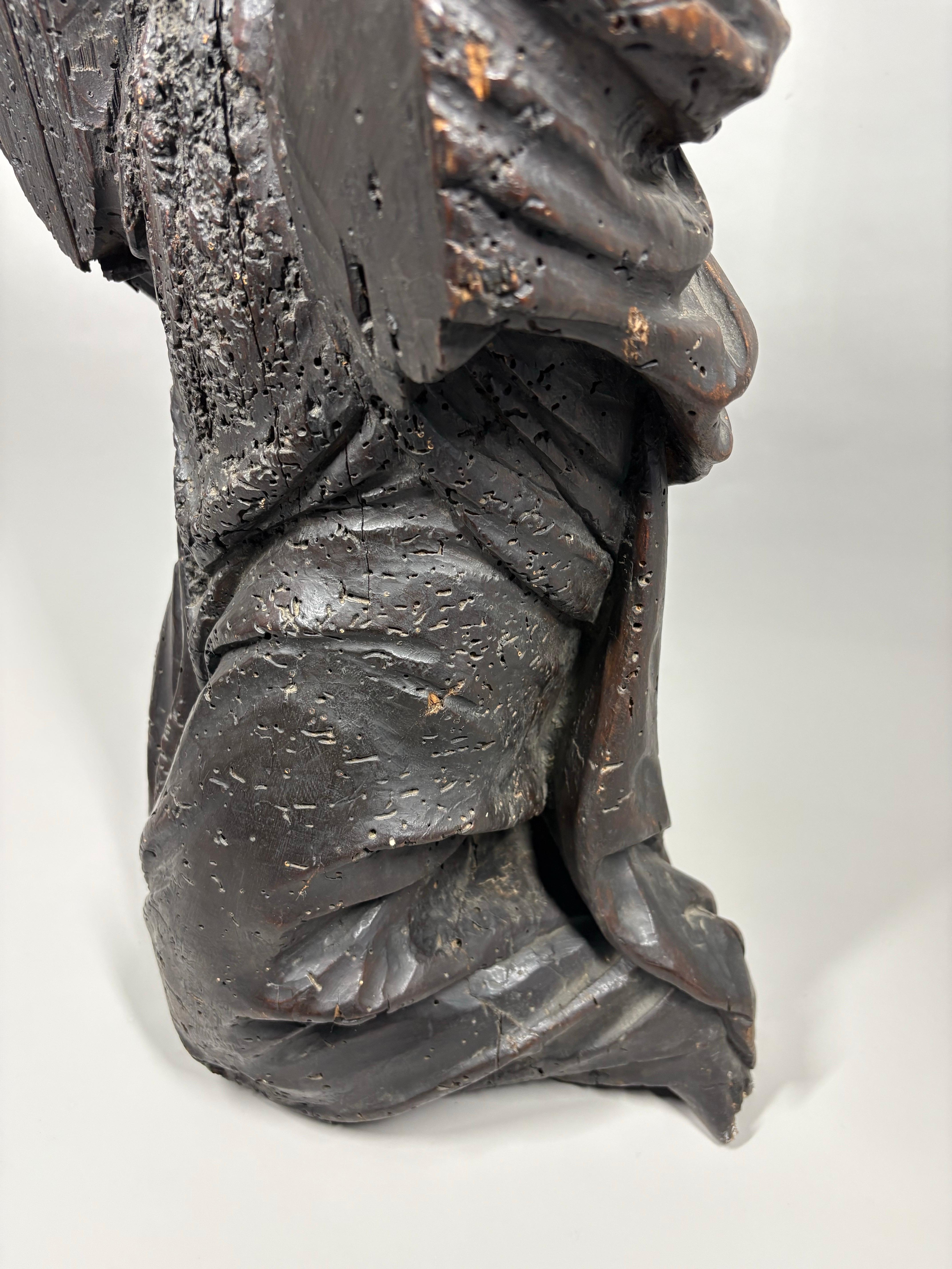 Una grande scultura in legno del XVI secolo raffigurante un angelo in vendita 3