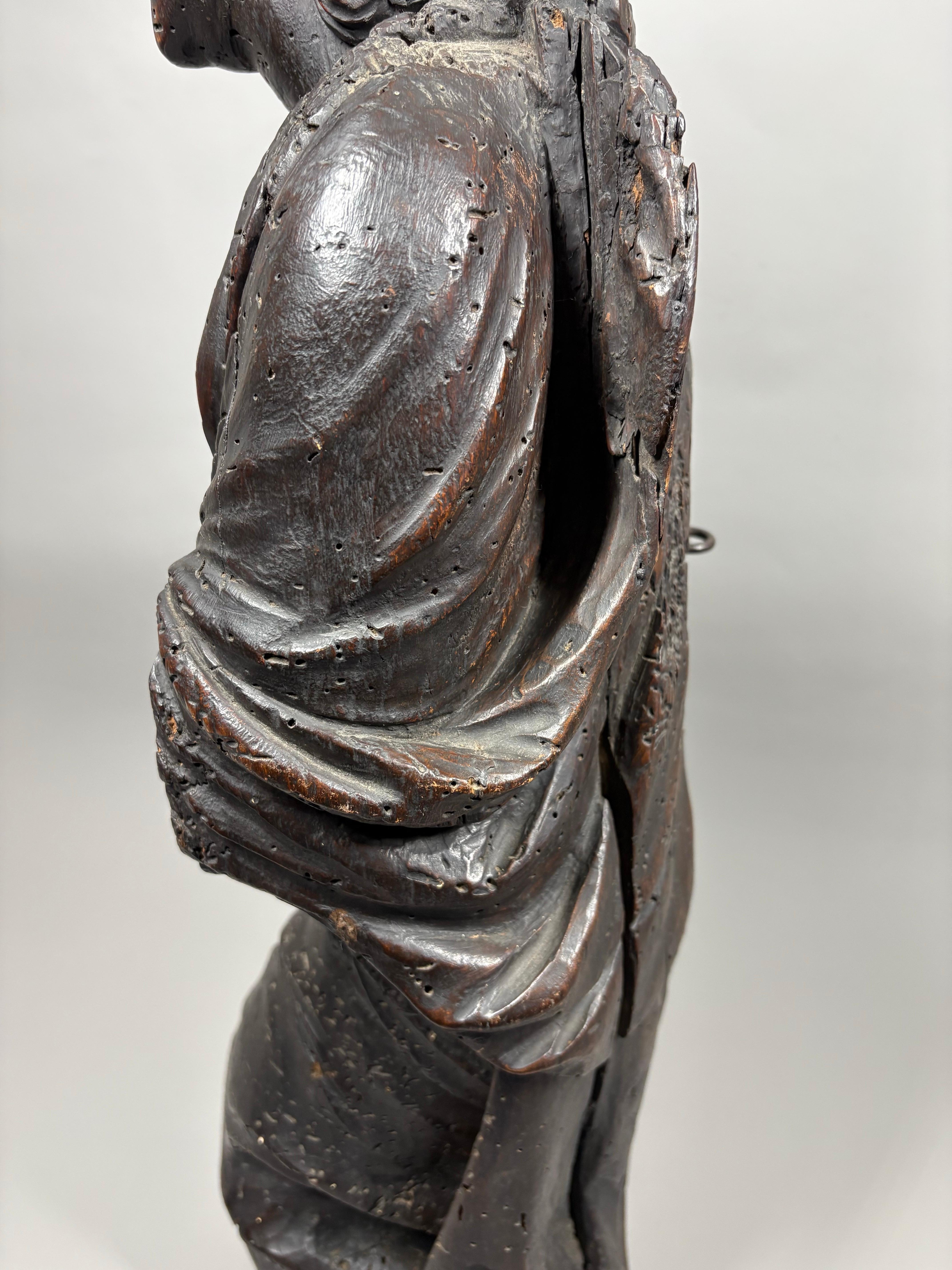 Una grande scultura in legno del XVI secolo raffigurante un angelo in vendita 4