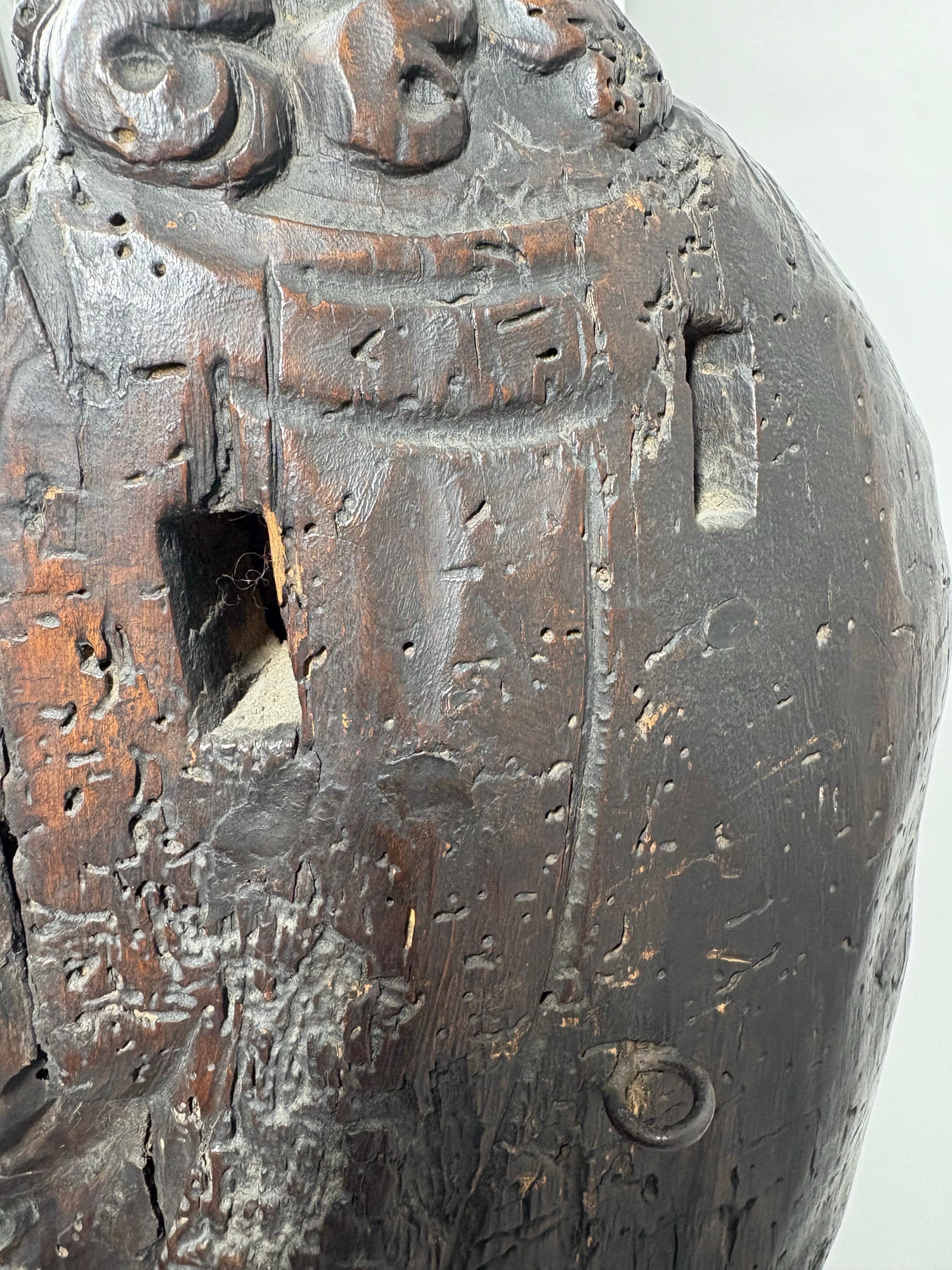 Una grande scultura in legno del XVI secolo raffigurante un angelo in vendita 5