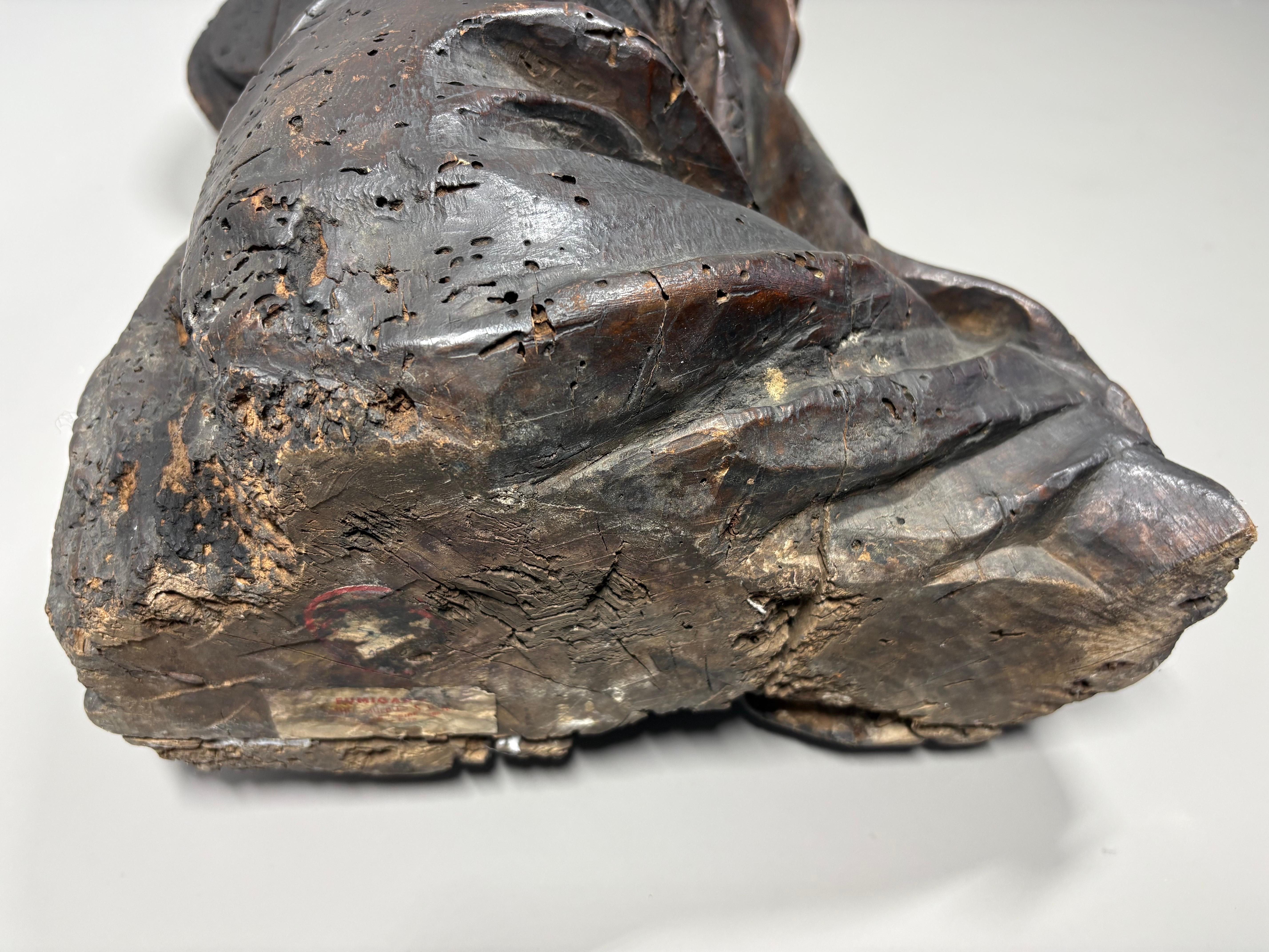 Una grande scultura in legno del XVI secolo raffigurante un angelo in vendita 7