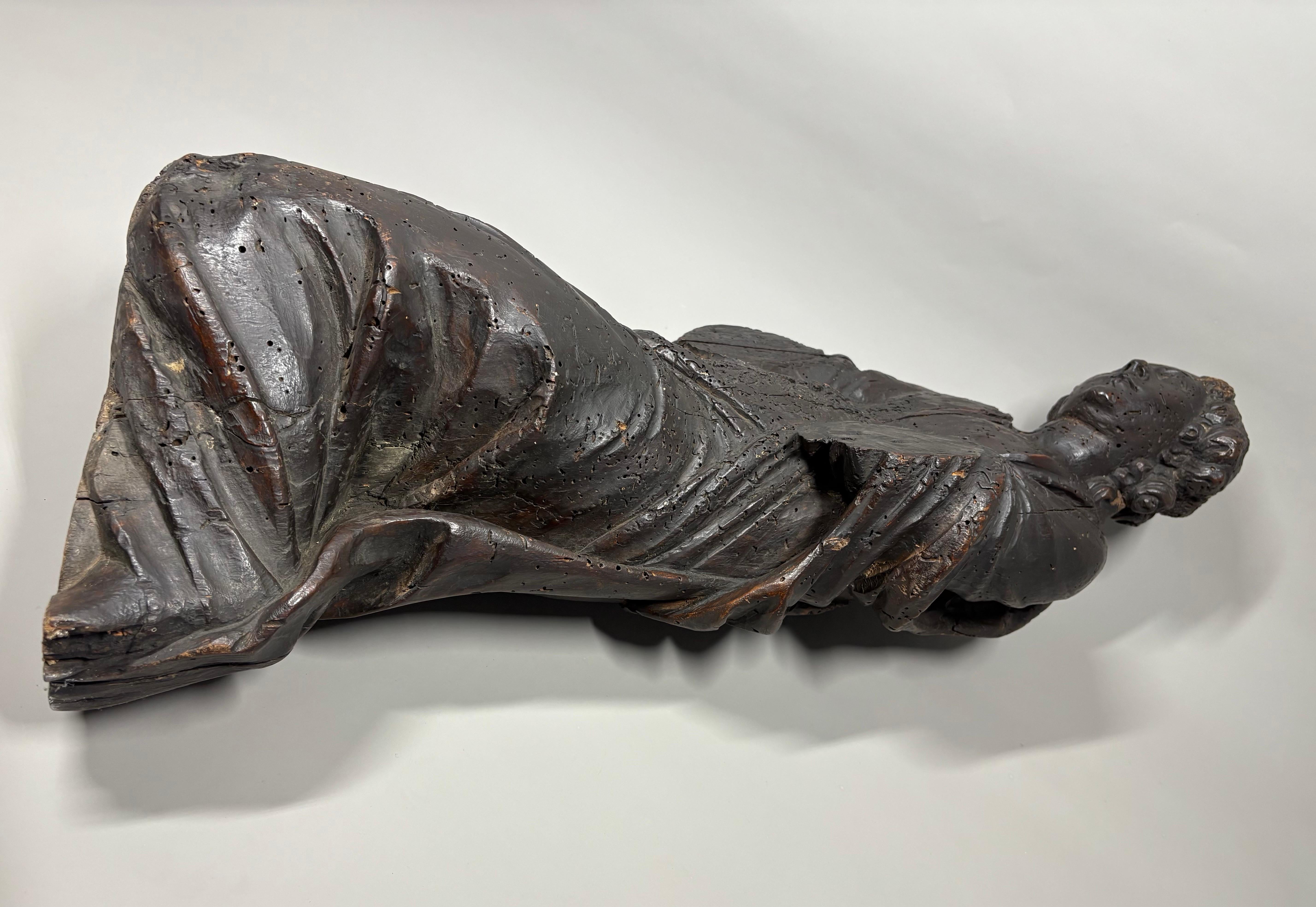 Una grande scultura in legno del XVI secolo raffigurante un angelo in vendita 8