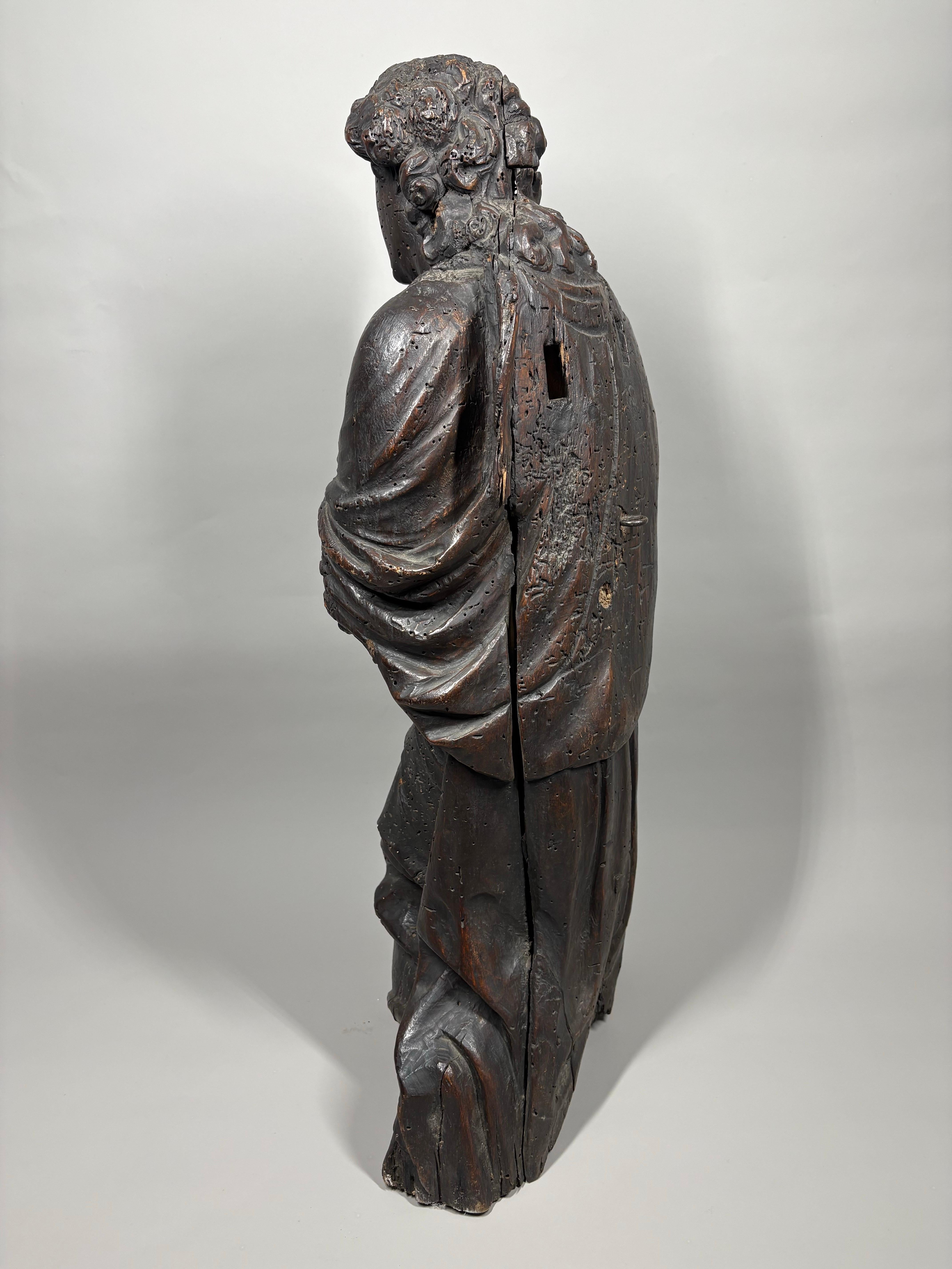 Rinascimento Una grande scultura in legno del XVI secolo raffigurante un angelo in vendita