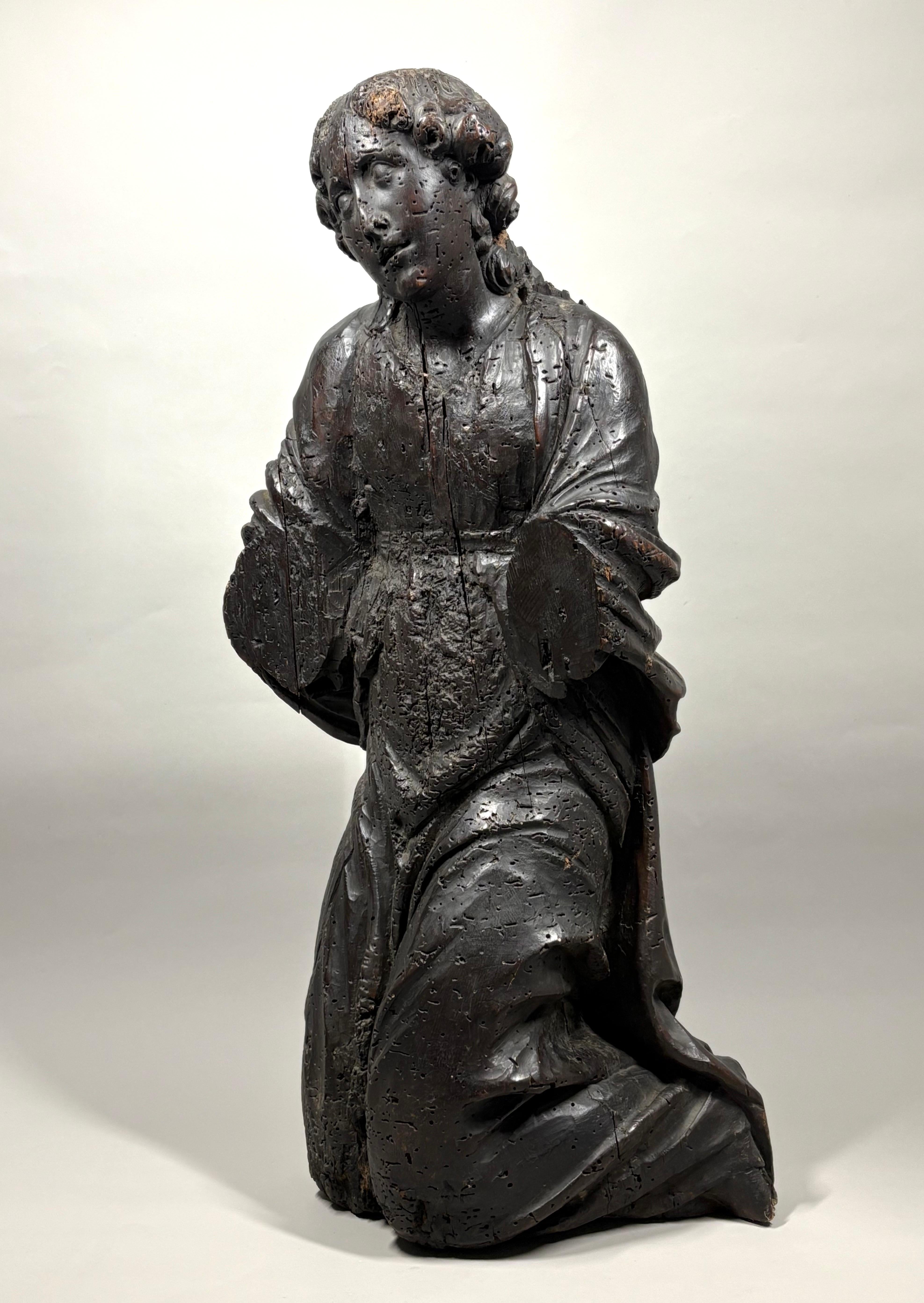 Europeo Una grande scultura in legno del XVI secolo raffigurante un angelo in vendita