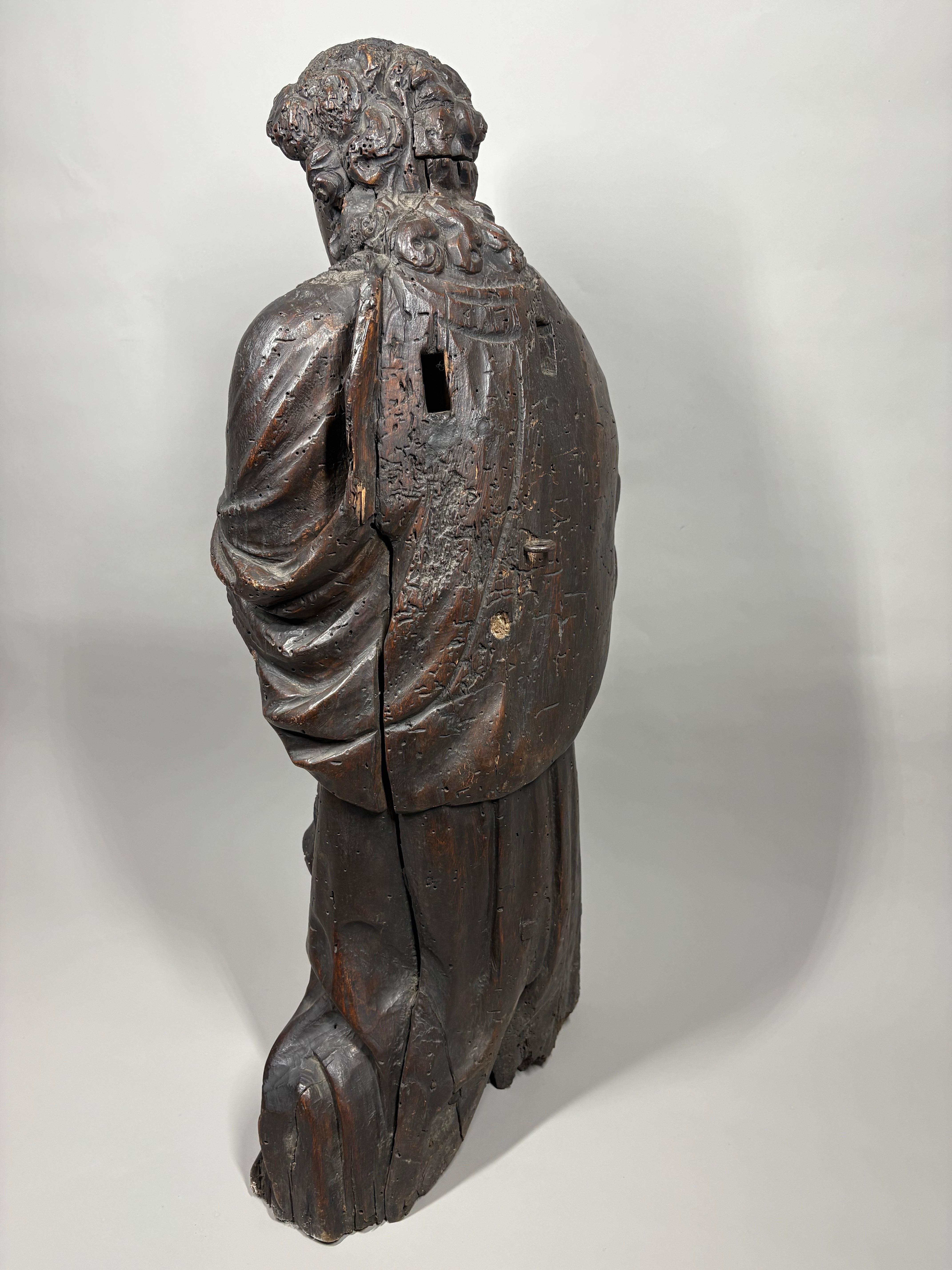 Intagliato a mano Una grande scultura in legno del XVI secolo raffigurante un angelo in vendita