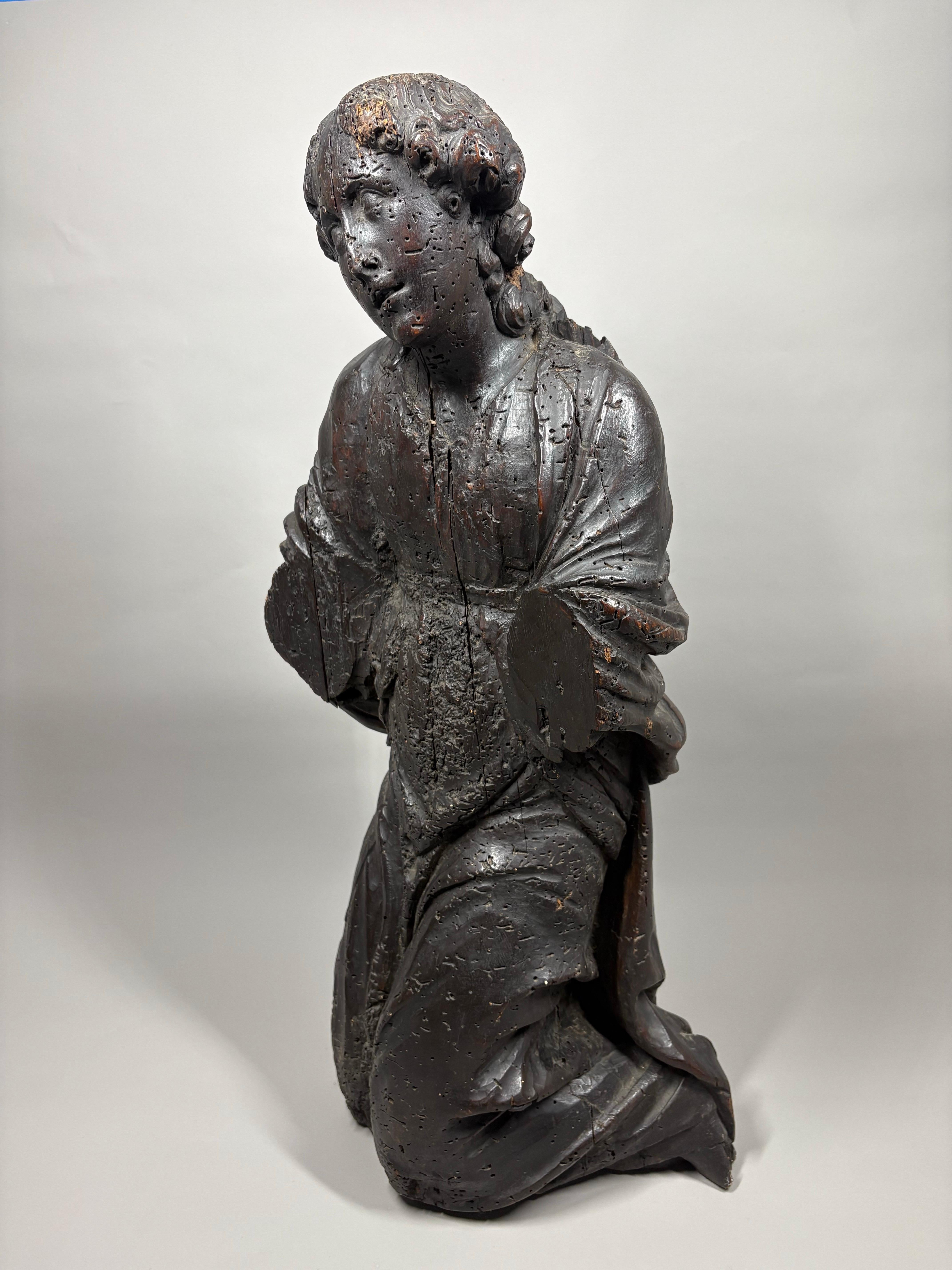 Una grande scultura in legno del XVI secolo raffigurante un angelo In condizioni deteriorate in vendita a Sleepy Hollow, NY