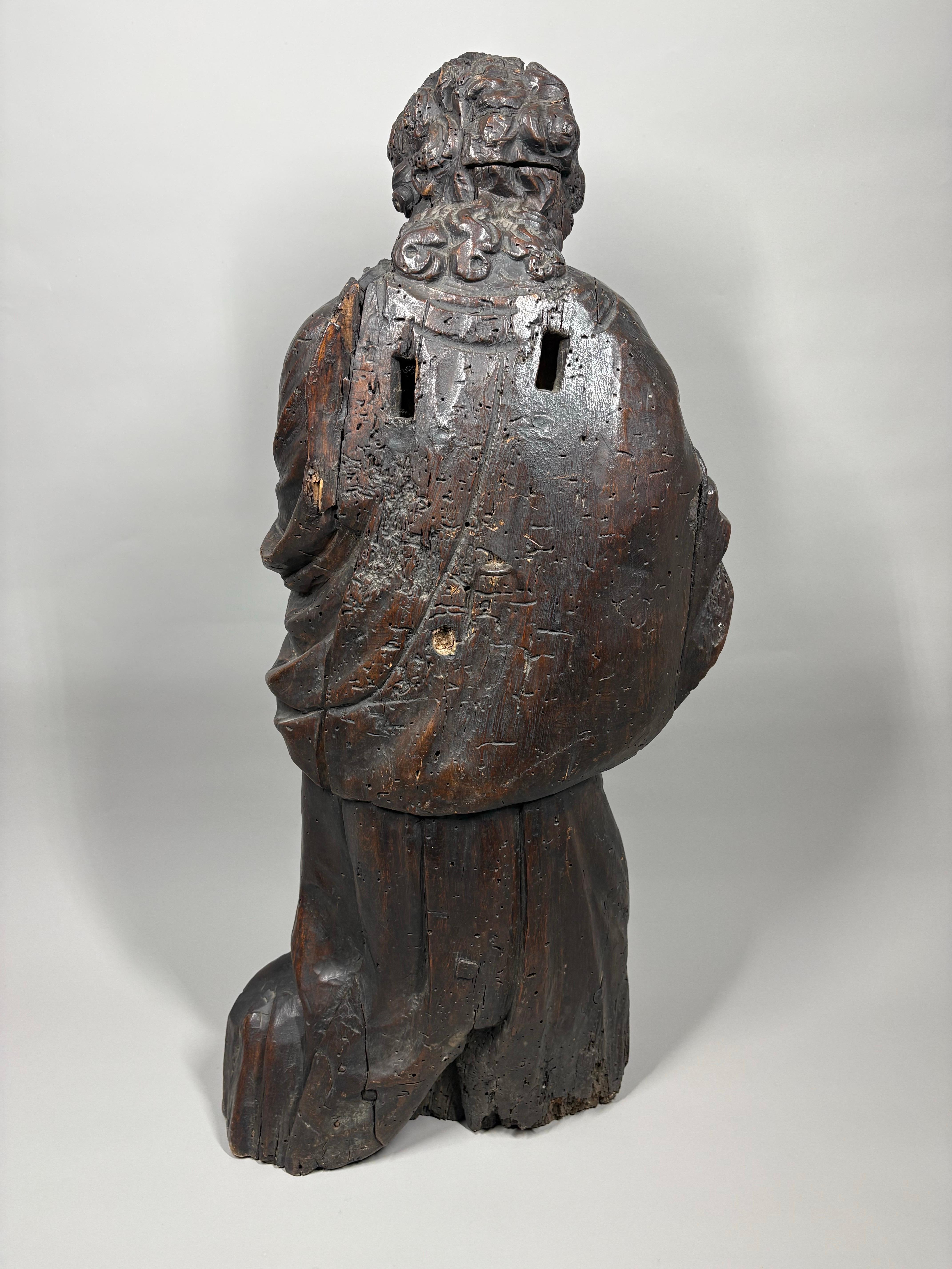 Fino al XVIII secolo Una grande scultura in legno del XVI secolo raffigurante un angelo in vendita