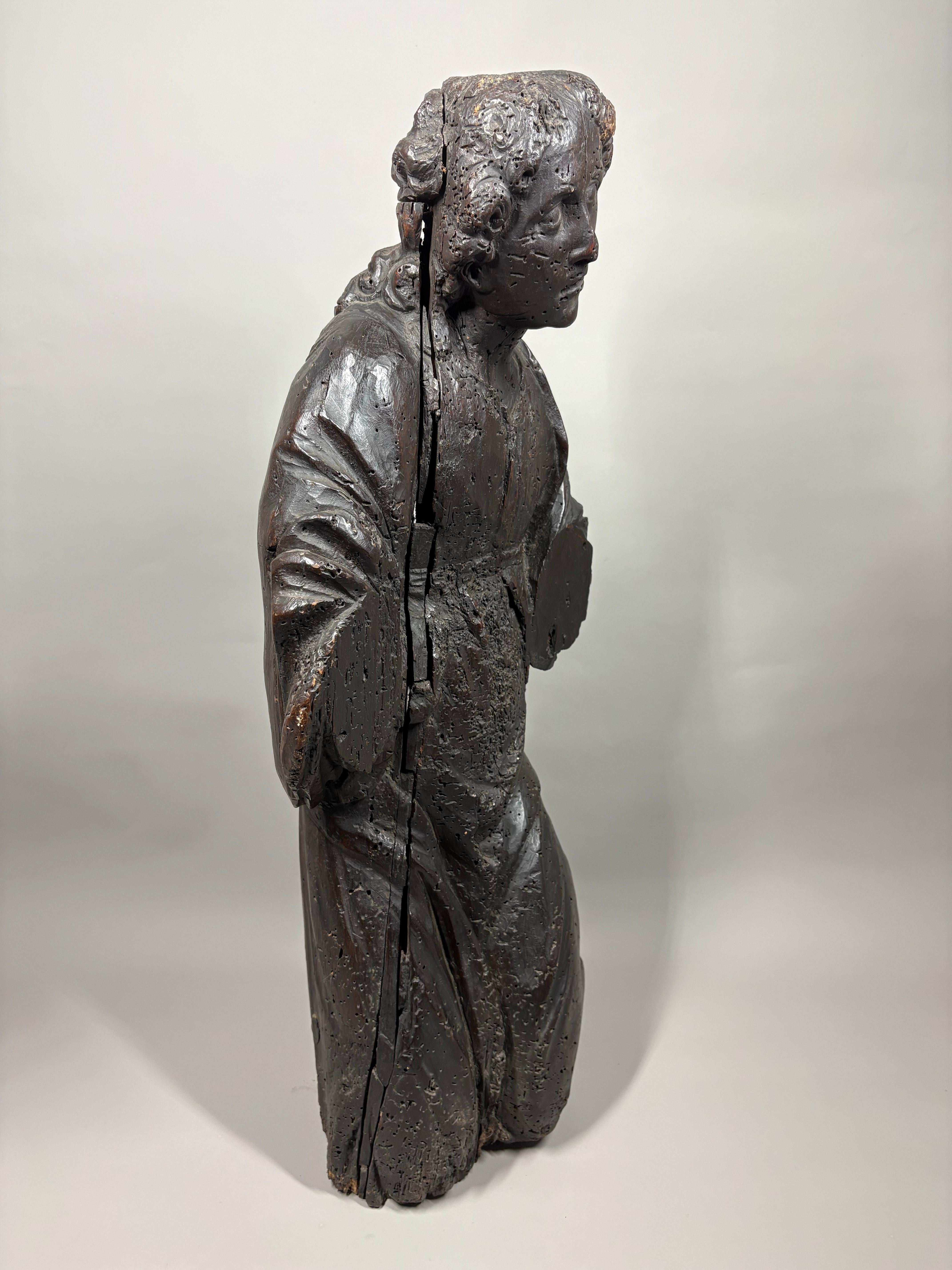 Legno di alberi da frutto Una grande scultura in legno del XVI secolo raffigurante un angelo in vendita