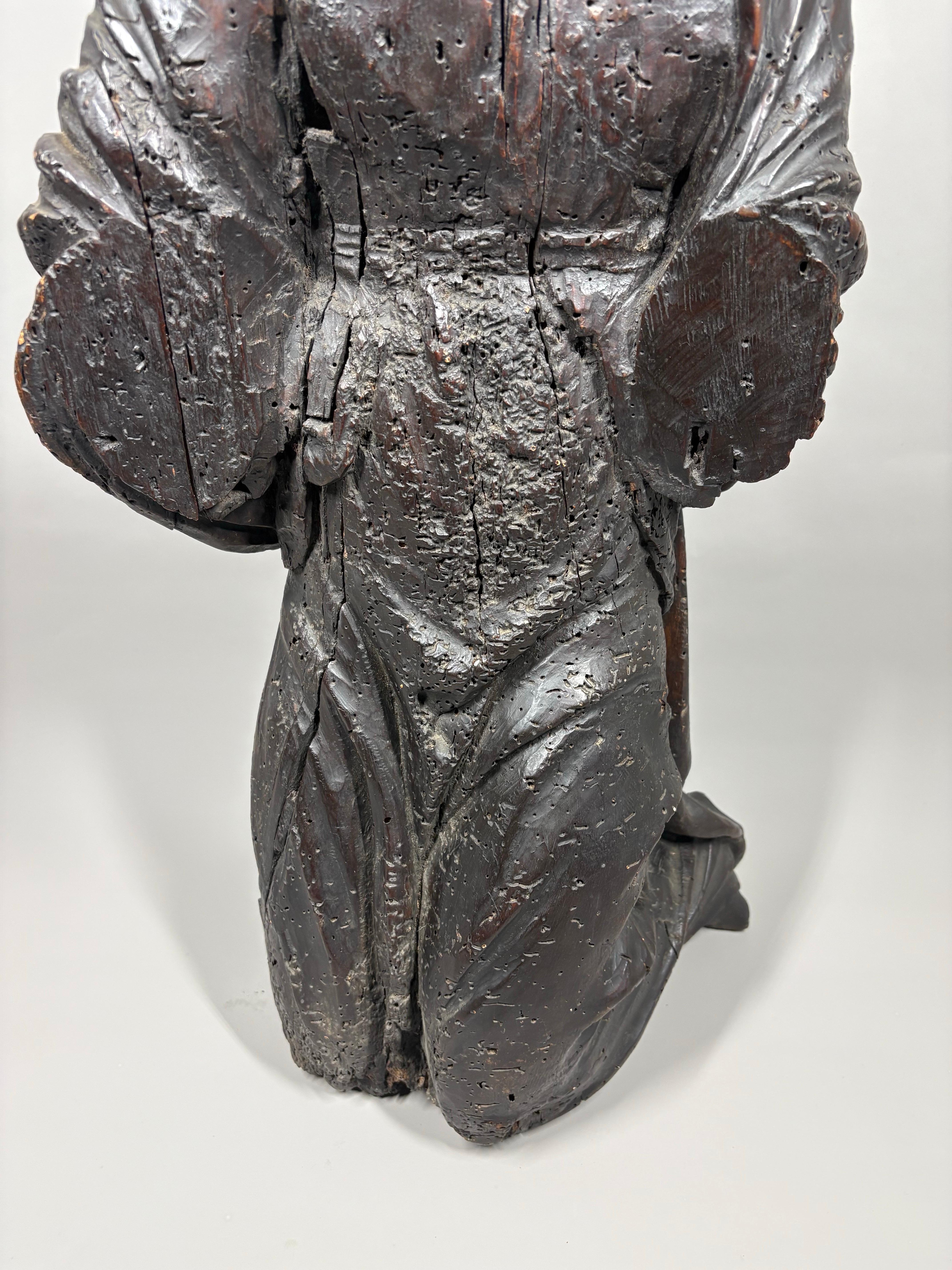 Una grande scultura in legno del XVI secolo raffigurante un angelo in vendita 1