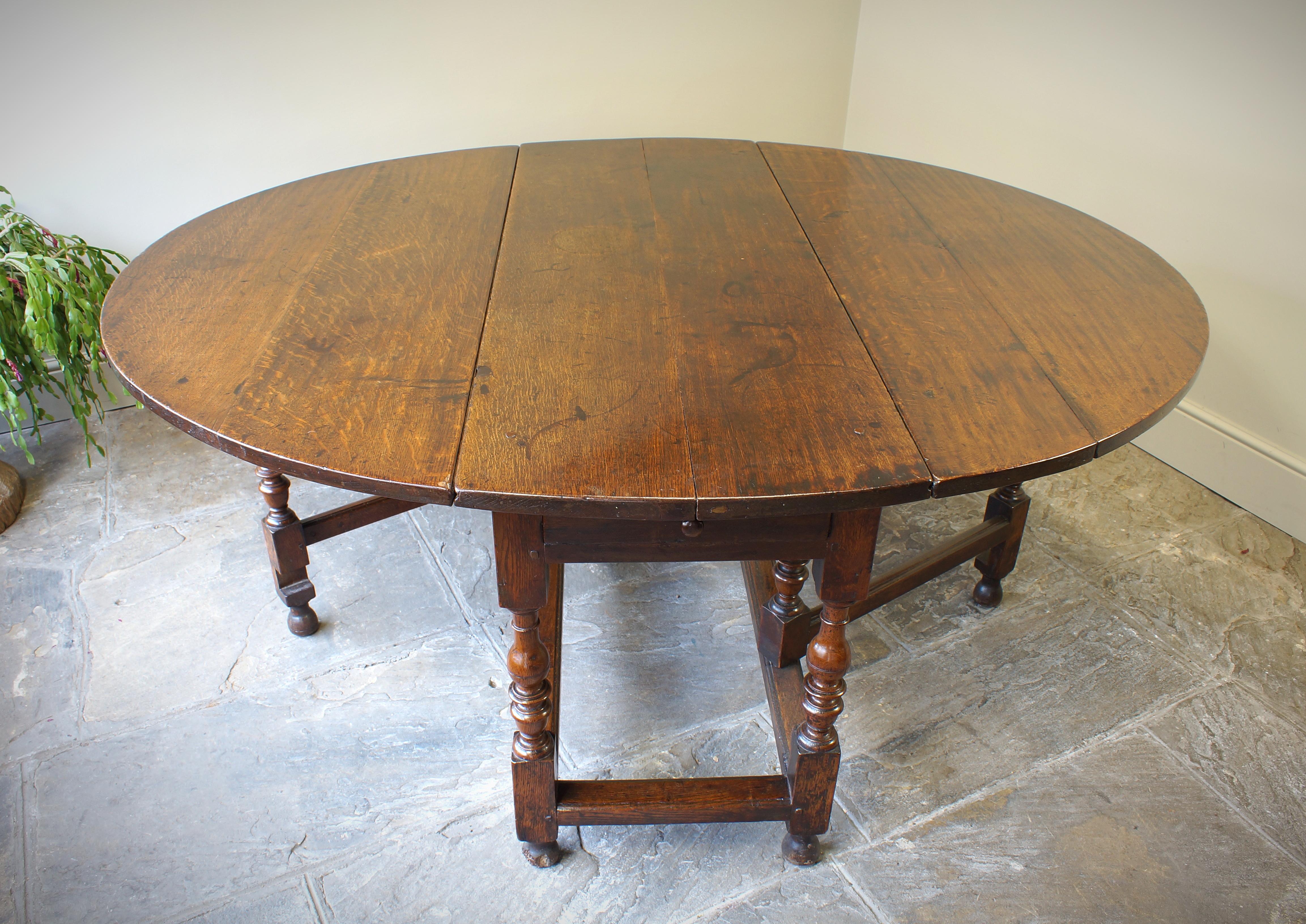 A Large 17th Century Oak Gate leg Table. In Good Condition For Sale In Skipton, GB