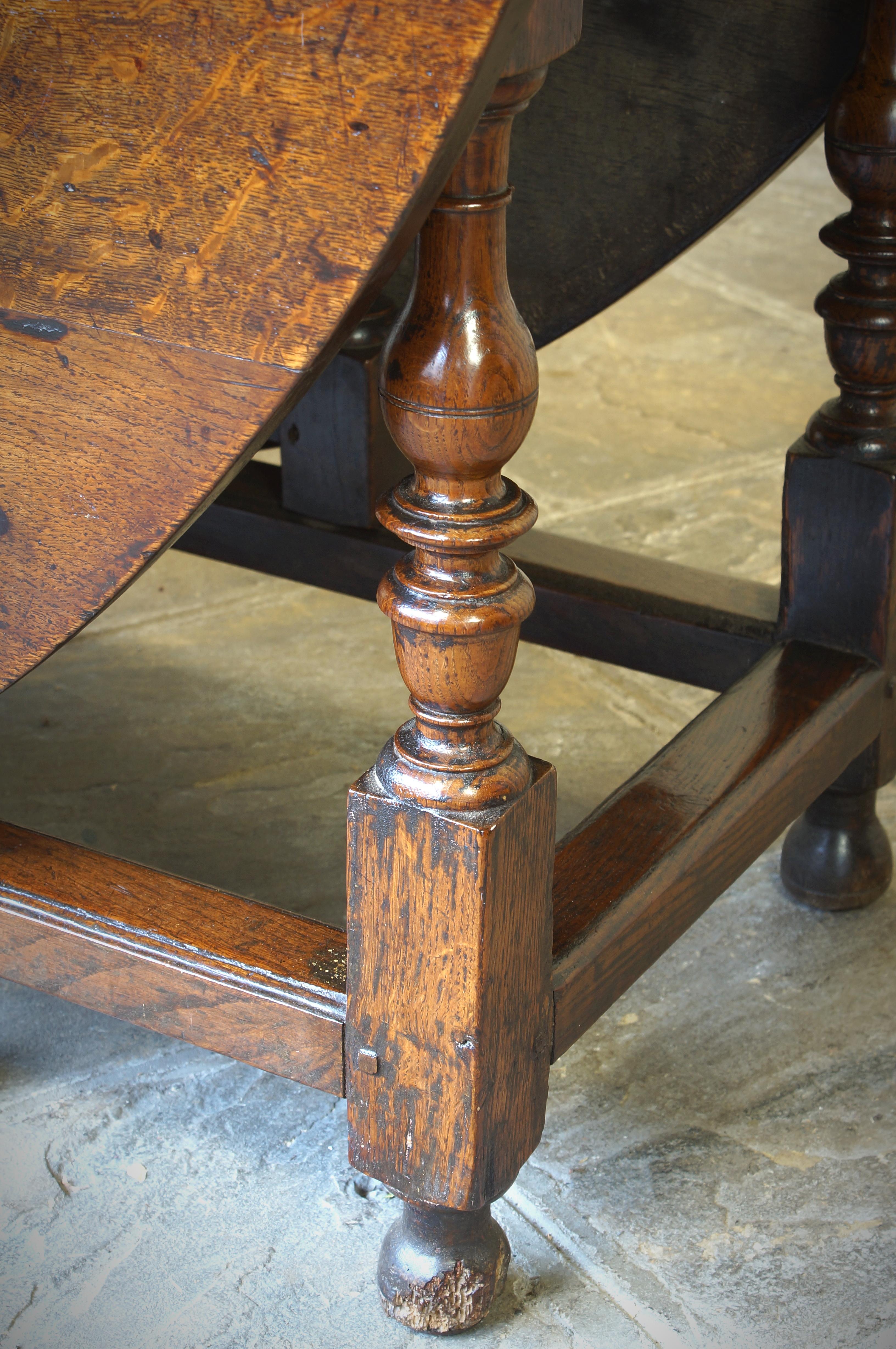 A Large 17th Century Oak Gate leg Table. For Sale 2