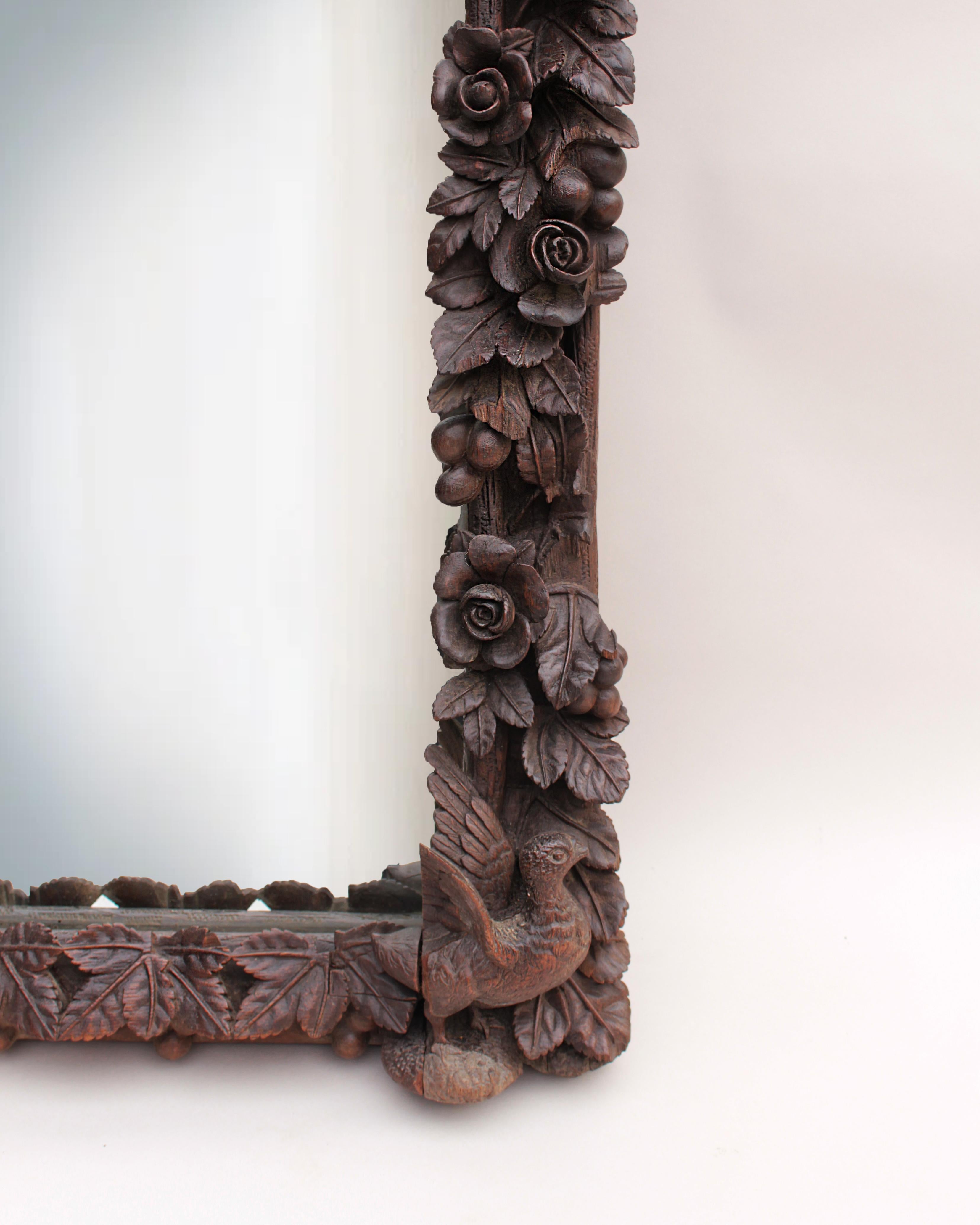 Sconosciuto Un grande specchio Black Forest intagliato a mano del 1880 in vendita