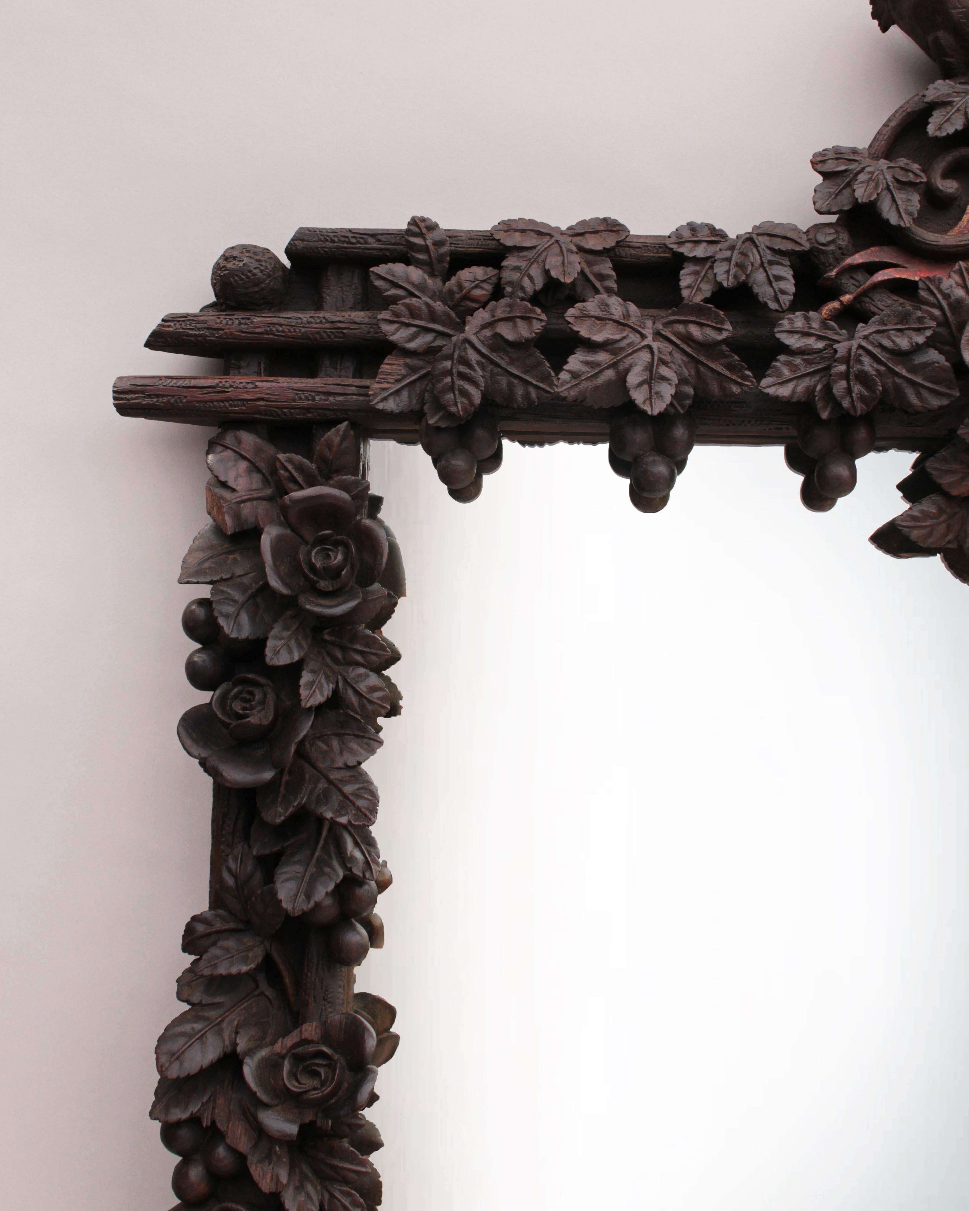 XIX secolo Un grande specchio Black Forest intagliato a mano del 1880 in vendita