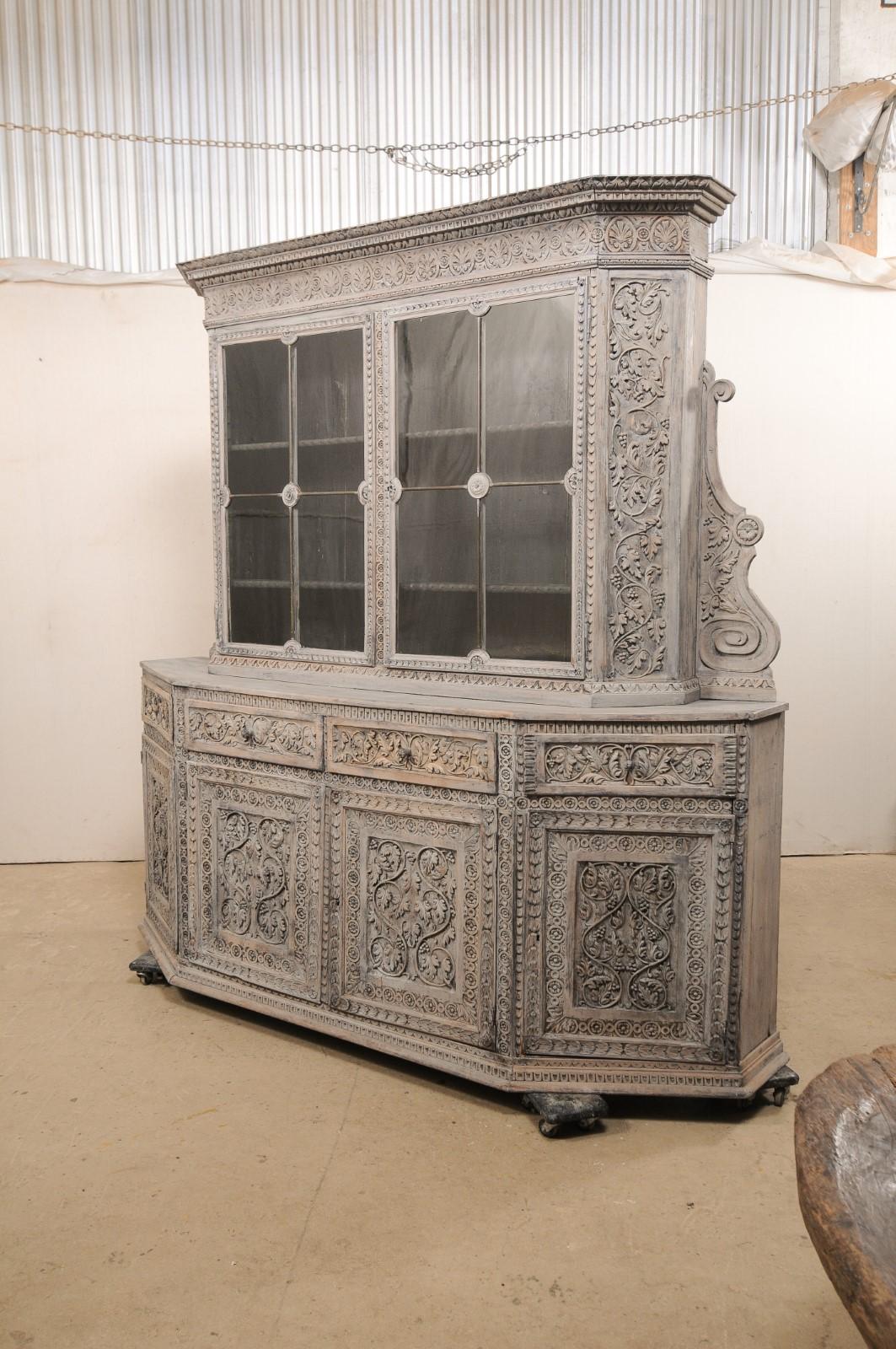 Grand meuble de rangement italien du 18ème siècle en bois avec vitrine en verre cuivré, magnifiquement sculpté ! en vente 6