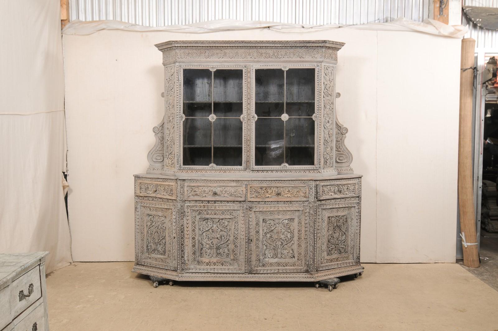 Grand meuble de rangement italien du 18ème siècle en bois avec vitrine en verre cuivré, magnifiquement sculpté ! en vente 7
