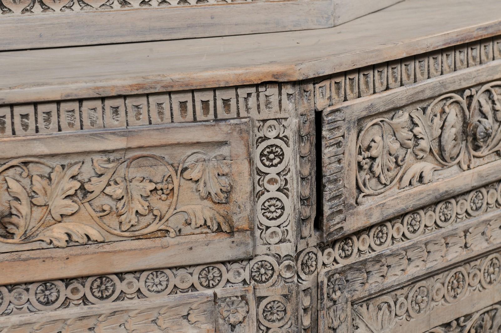 Grand meuble de rangement italien du 18ème siècle en bois avec vitrine en verre cuivré, magnifiquement sculpté ! en vente 8