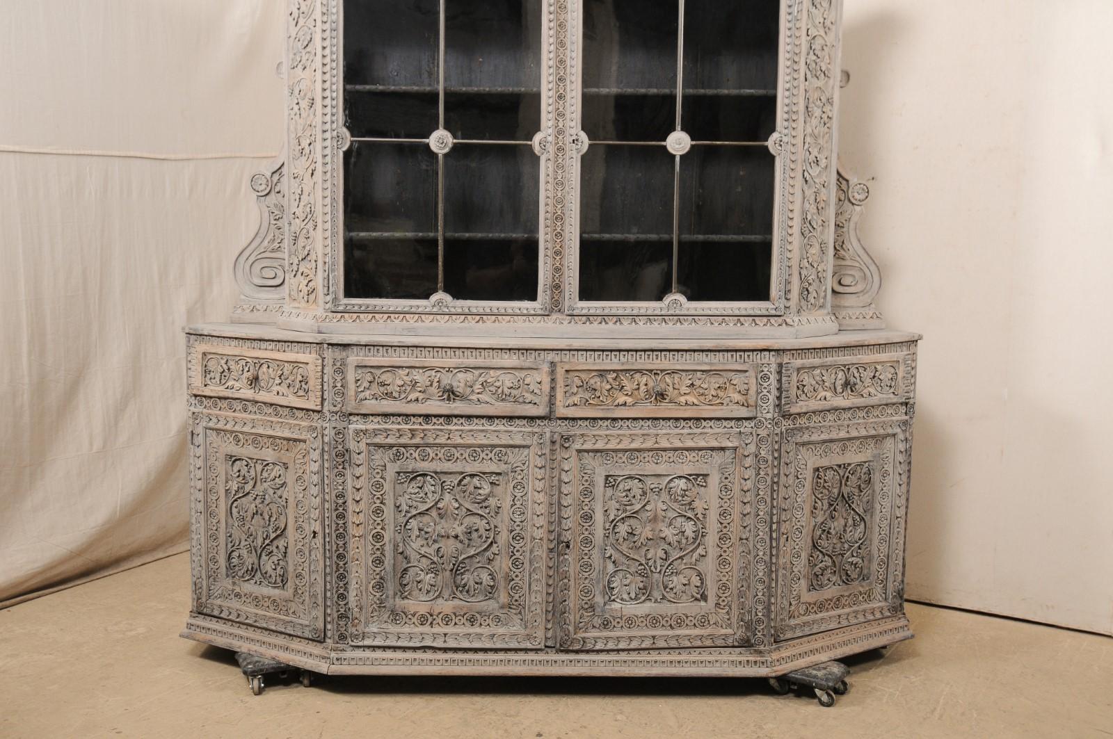 Grand meuble de rangement italien du 18ème siècle en bois avec vitrine en verre cuivré, magnifiquement sculpté ! Bon état - En vente à Atlanta, GA