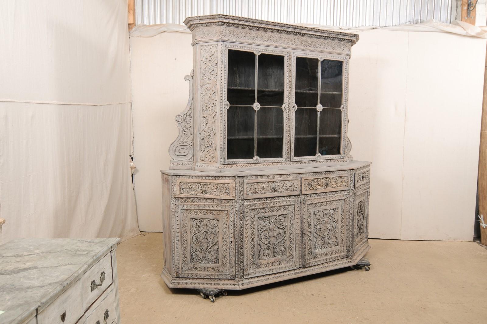 XVIIIe siècle et antérieur Grand meuble de rangement italien du 18ème siècle en bois avec vitrine en verre cuivré, magnifiquement sculpté ! en vente