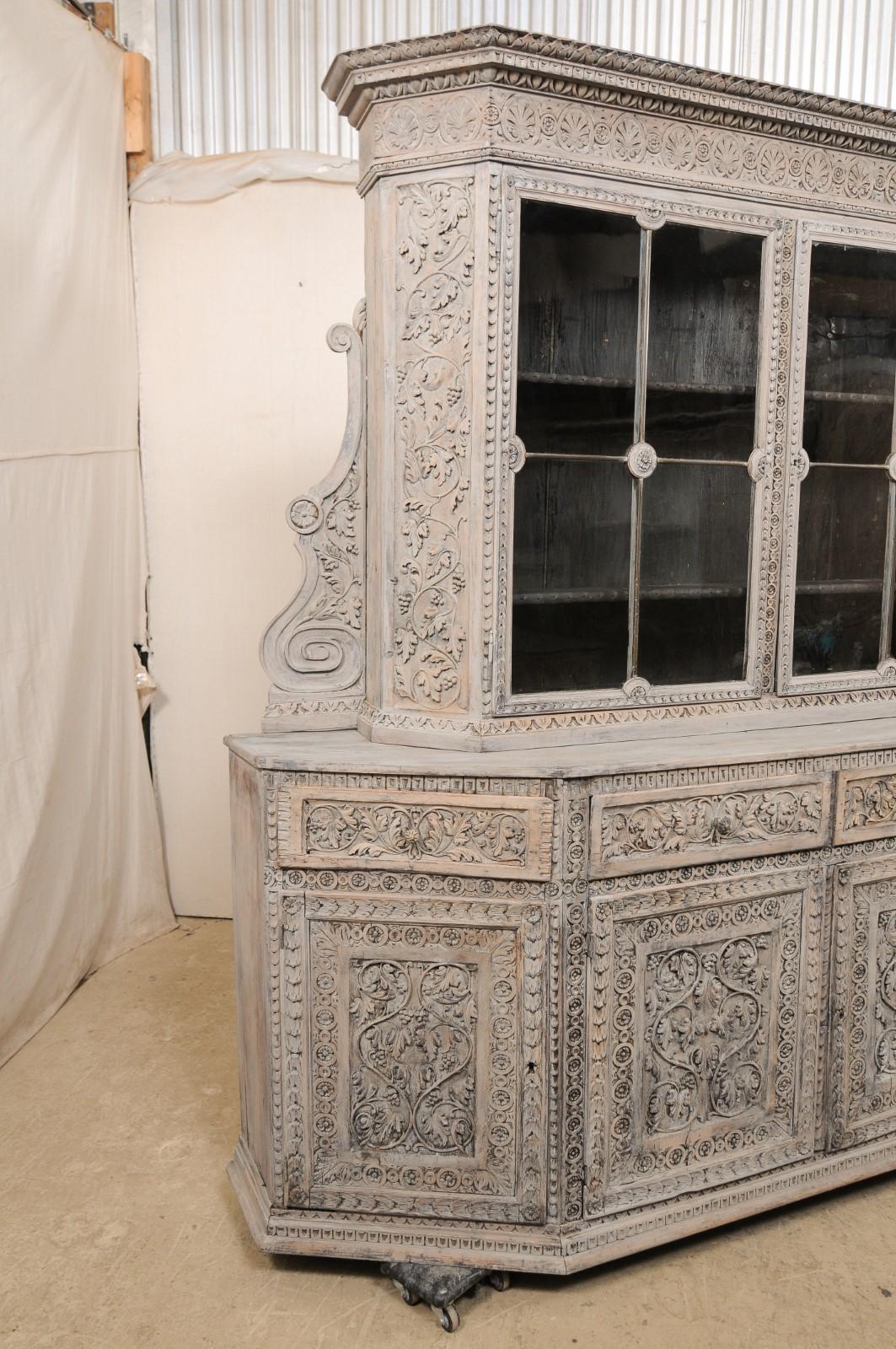 Verre Grand meuble de rangement italien du 18ème siècle en bois avec vitrine en verre cuivré, magnifiquement sculpté ! en vente