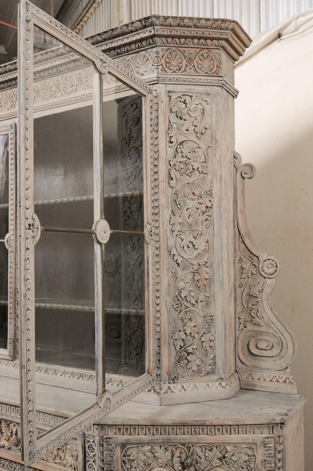Großer italienischer Holzschrank aus dem 18. Jahrhundert mit Spiegel aus Kupferglas, kunstvoll geschnitzt! (Glas) im Angebot