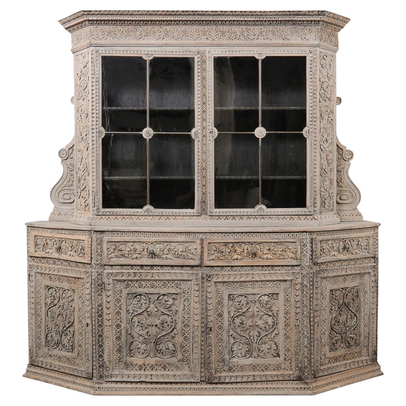 Grand meuble de rangement italien du 18ème siècle en bois avec vitrine en verre cuivré, magnifiquement sculpté ! en vente