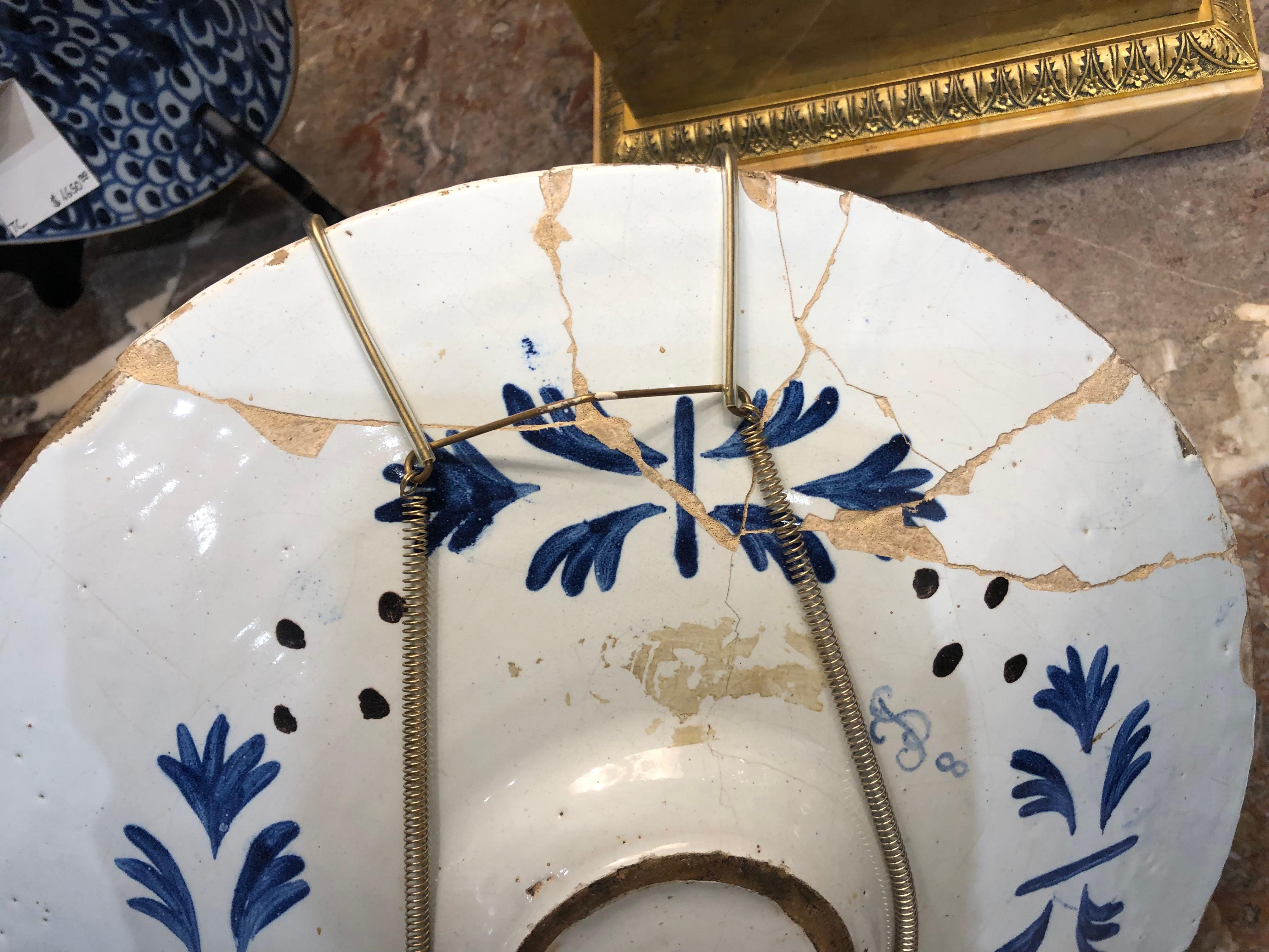 A Large 18th Century Delft Faience Charger with Floral Cartouches For Sale 3