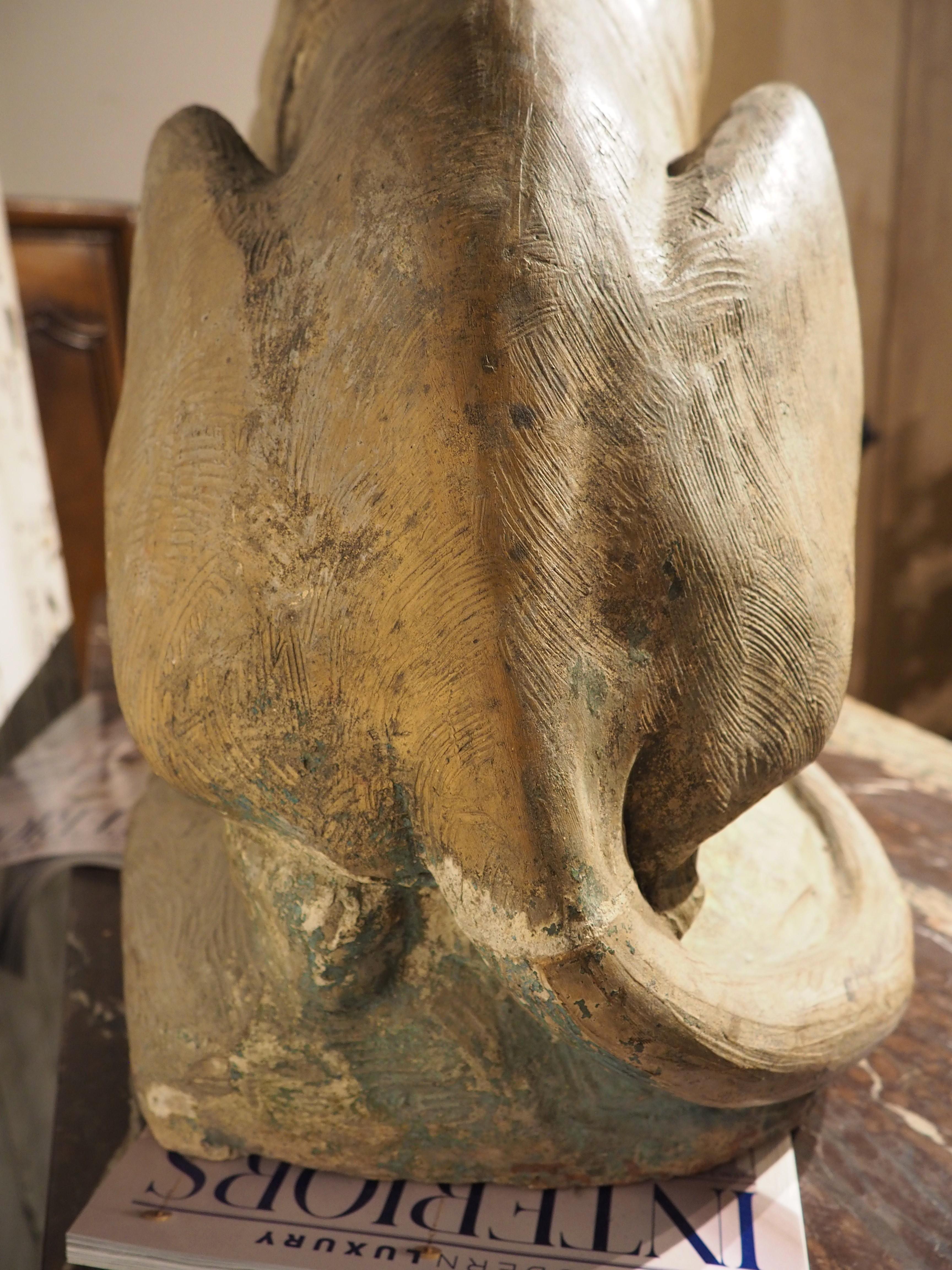 Una grande statua di leone in terracotta a tre pezzi con scudo del XVIII secolo proveniente dall'Inghilterra in vendita 4