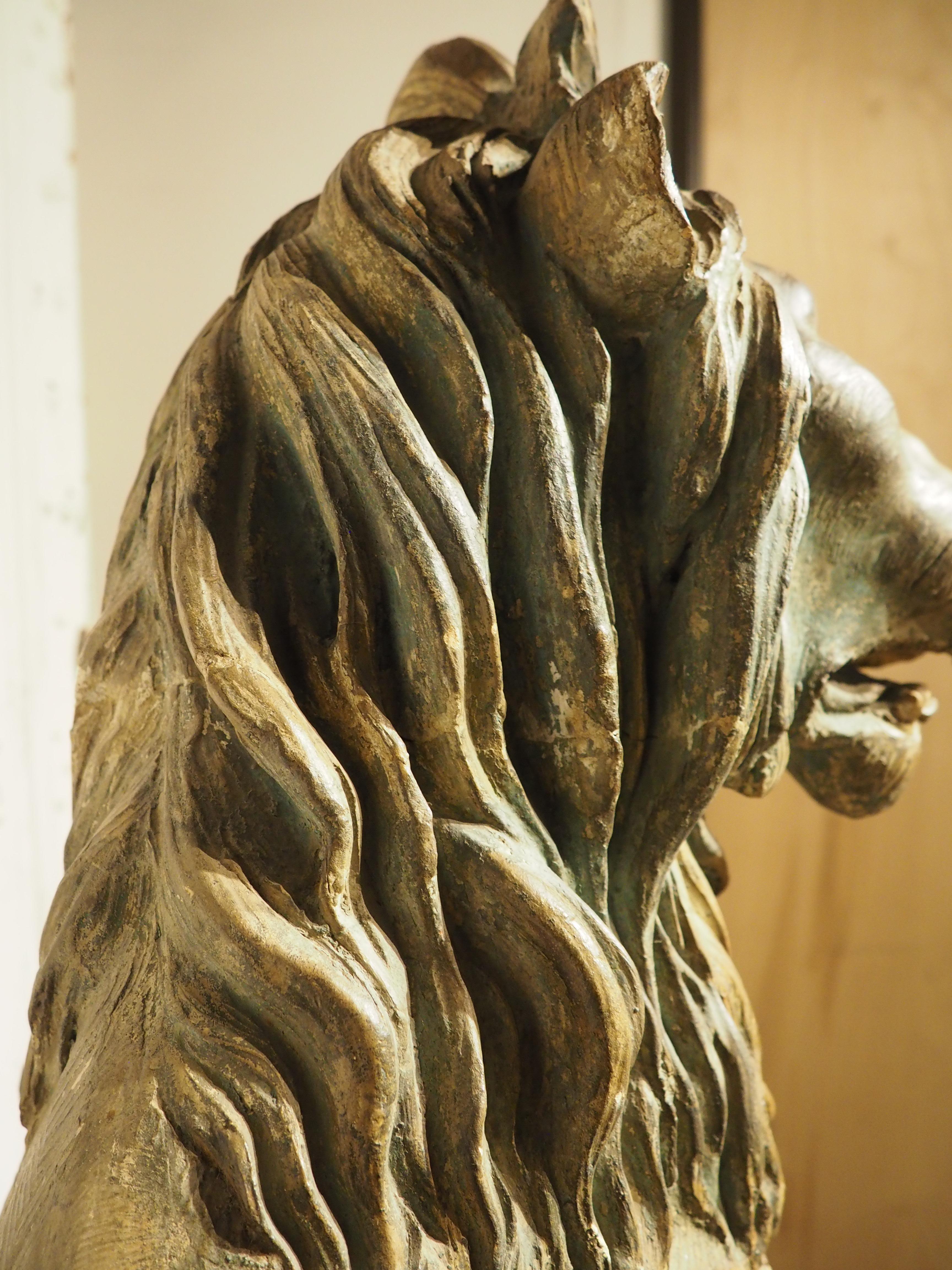 Una grande statua di leone in terracotta a tre pezzi con scudo del XVIII secolo proveniente dall'Inghilterra in vendita 5