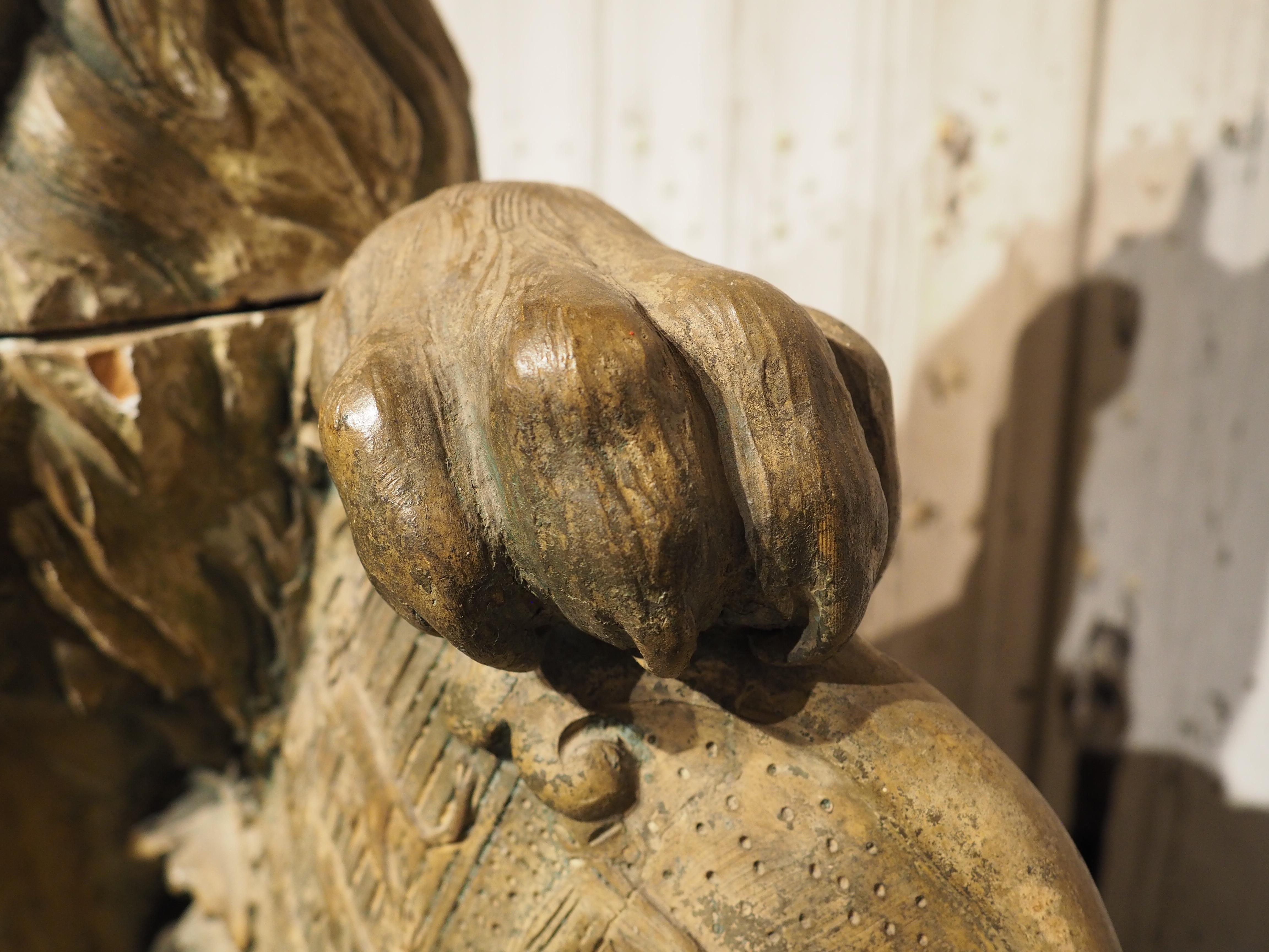 Una grande statua di leone in terracotta a tre pezzi con scudo del XVIII secolo proveniente dall'Inghilterra in vendita 6