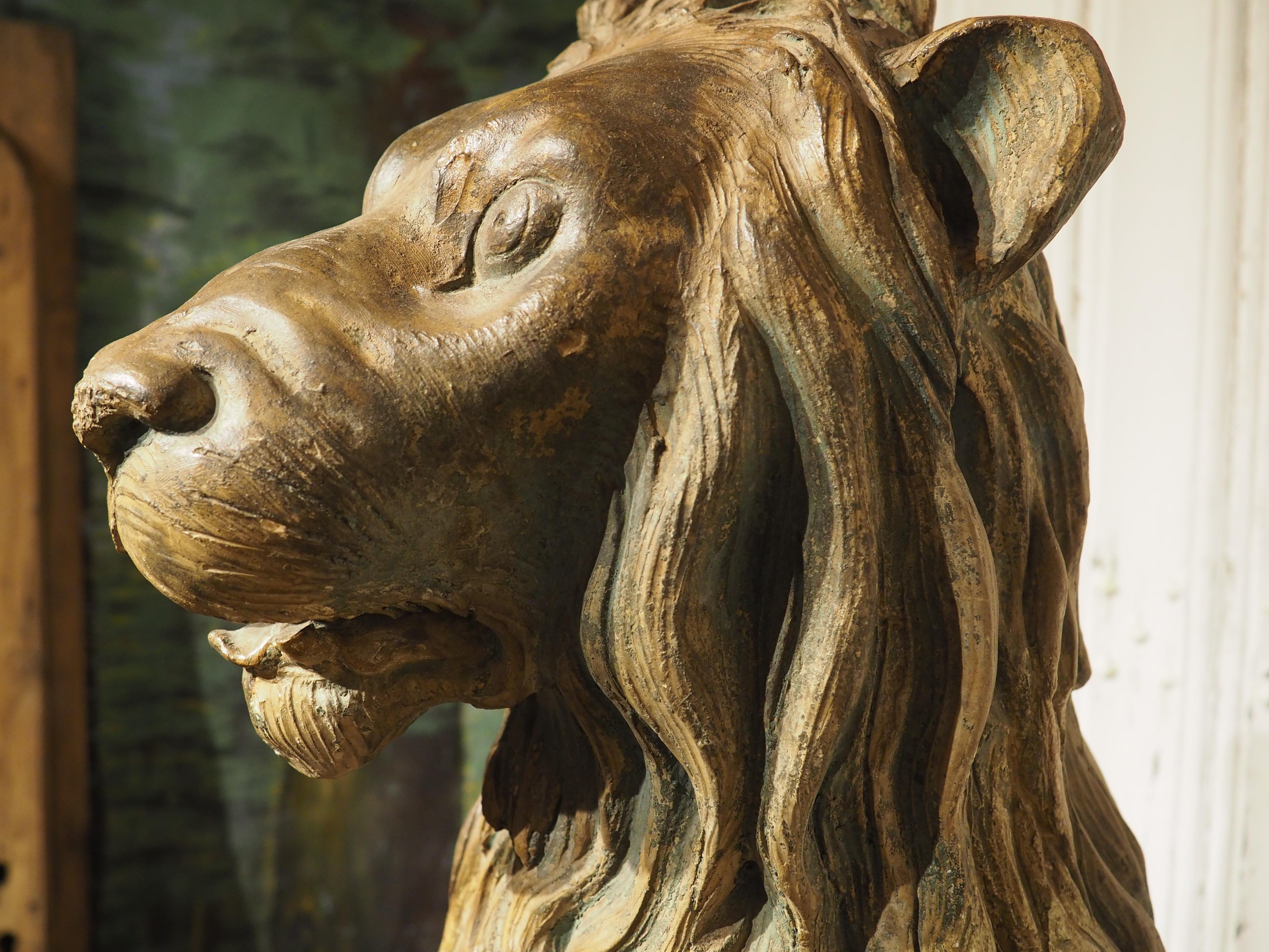 Una grande statua di leone in terracotta a tre pezzi con scudo del XVIII secolo proveniente dall'Inghilterra in vendita 7