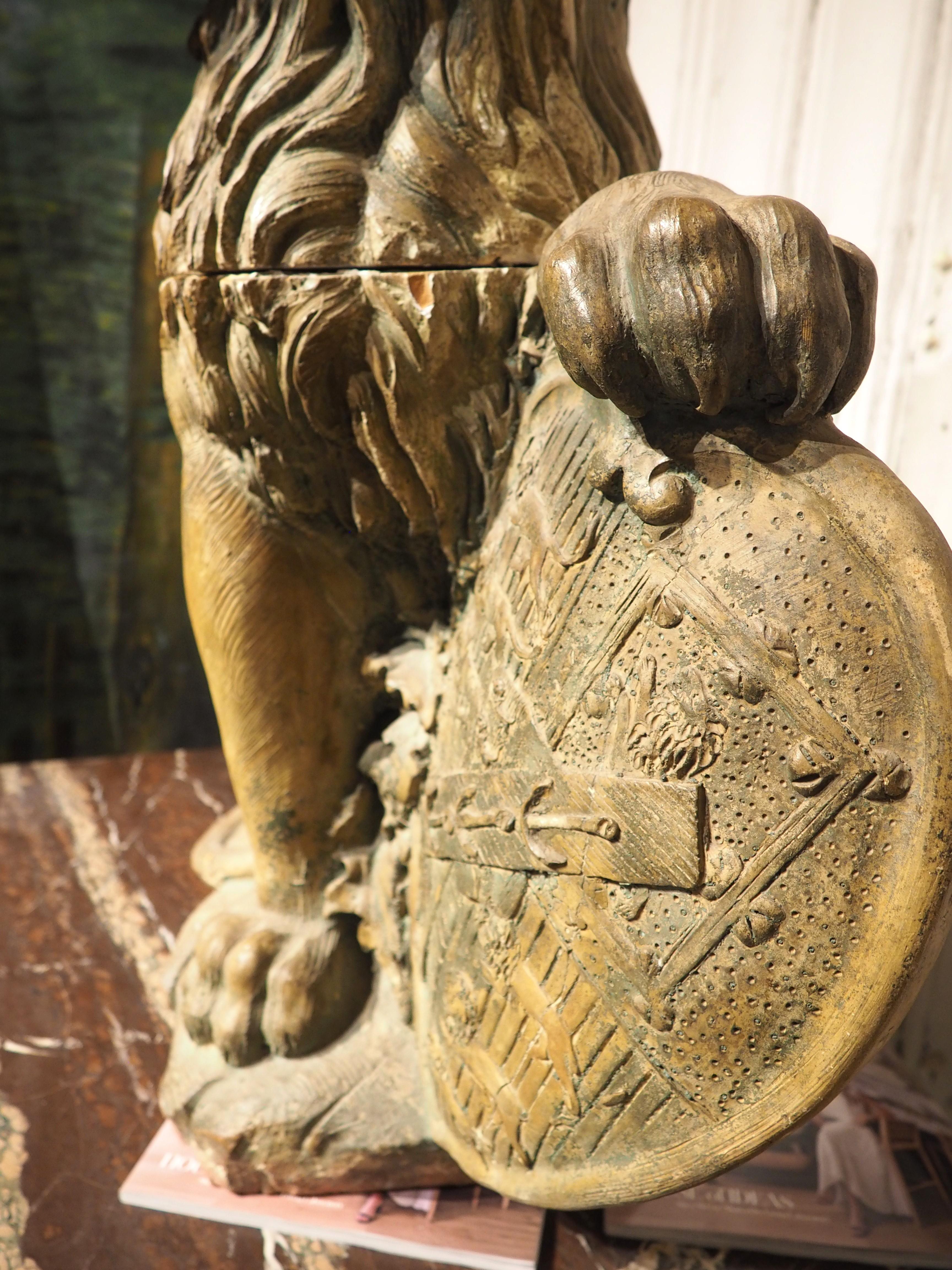 Una grande statua di leone in terracotta a tre pezzi con scudo del XVIII secolo proveniente dall'Inghilterra in vendita 8