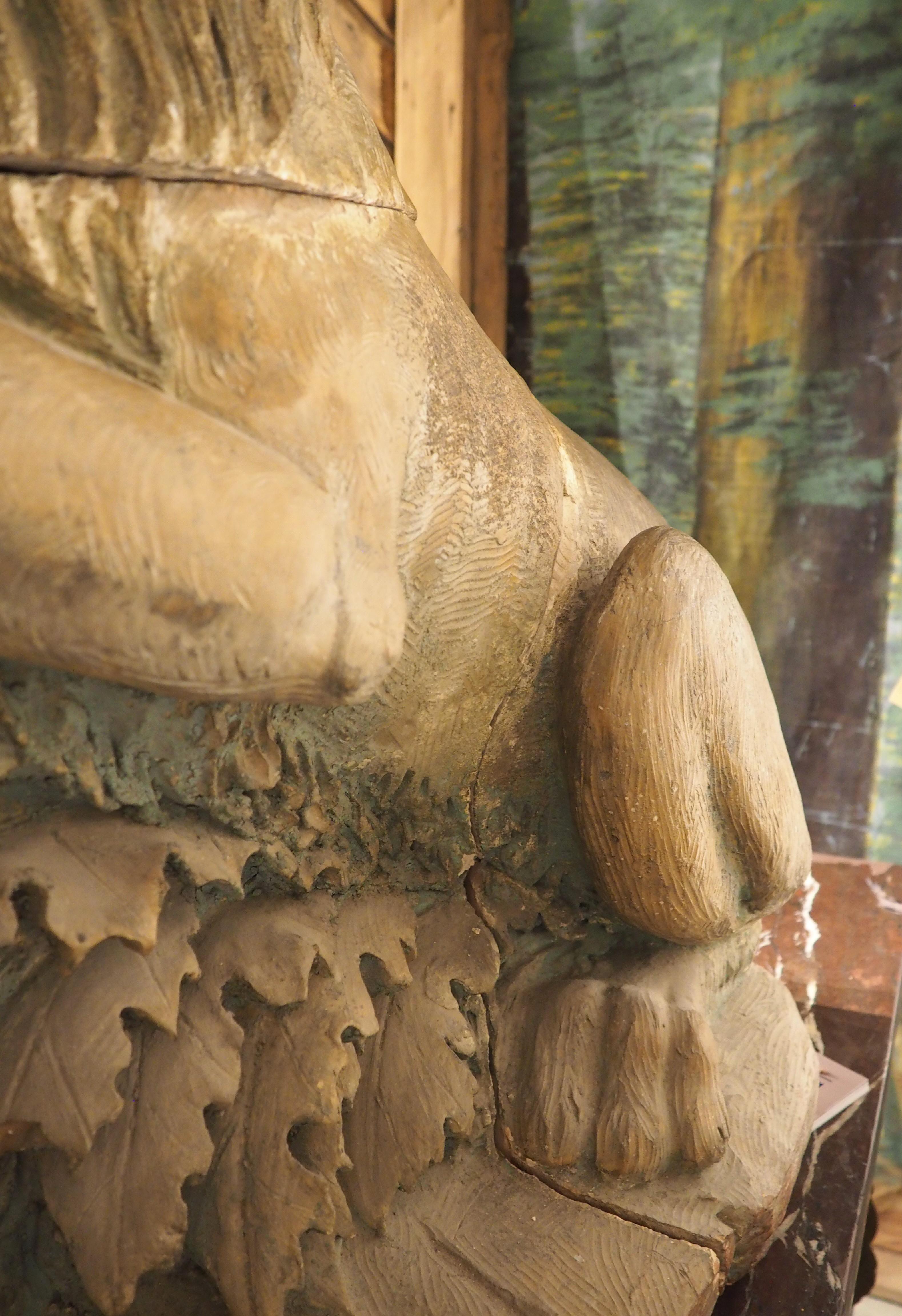 Una grande statua di leone in terracotta a tre pezzi con scudo del XVIII secolo proveniente dall'Inghilterra in vendita 10