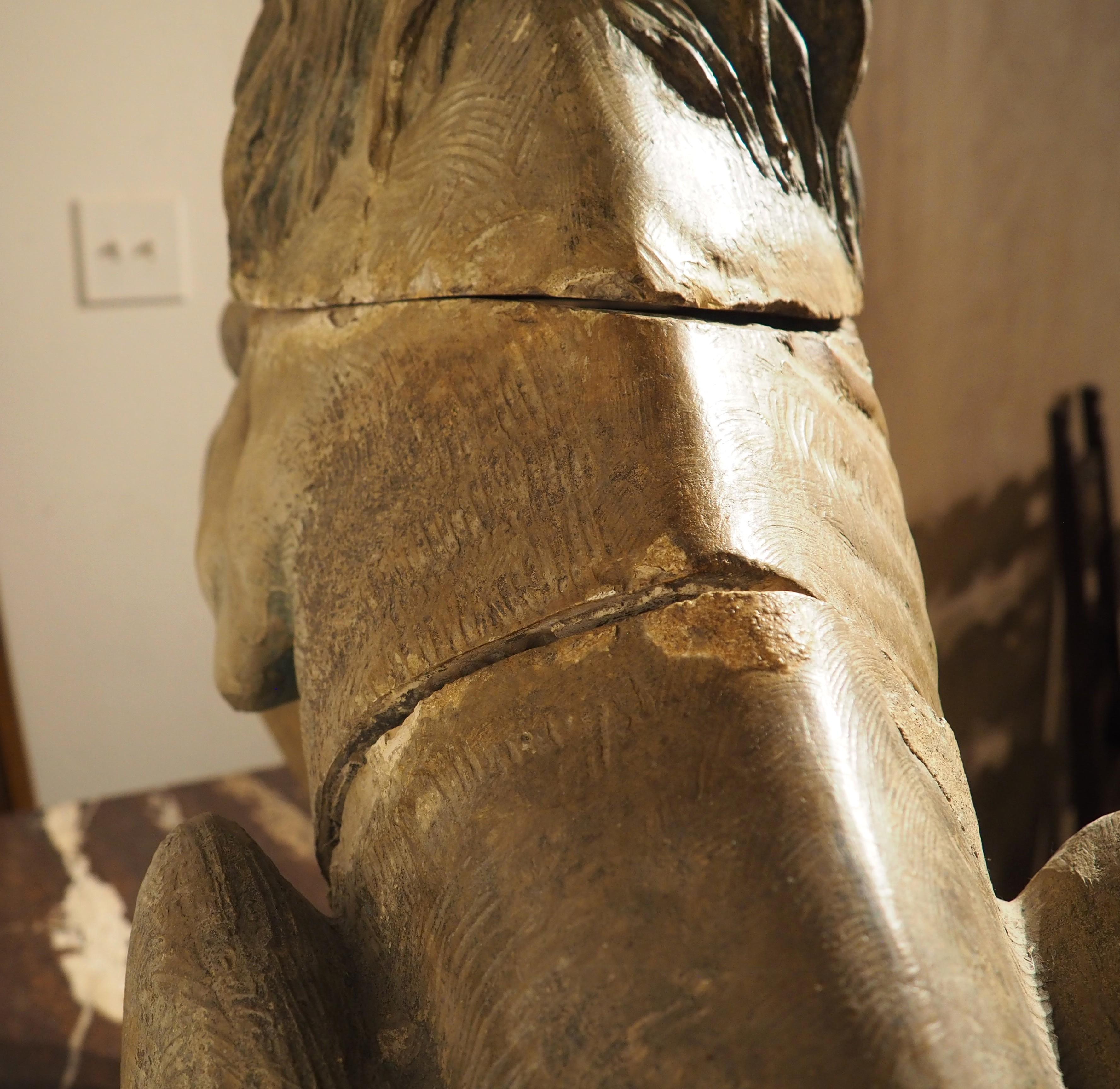 Una grande statua di leone in terracotta a tre pezzi con scudo del XVIII secolo proveniente dall'Inghilterra in vendita 11