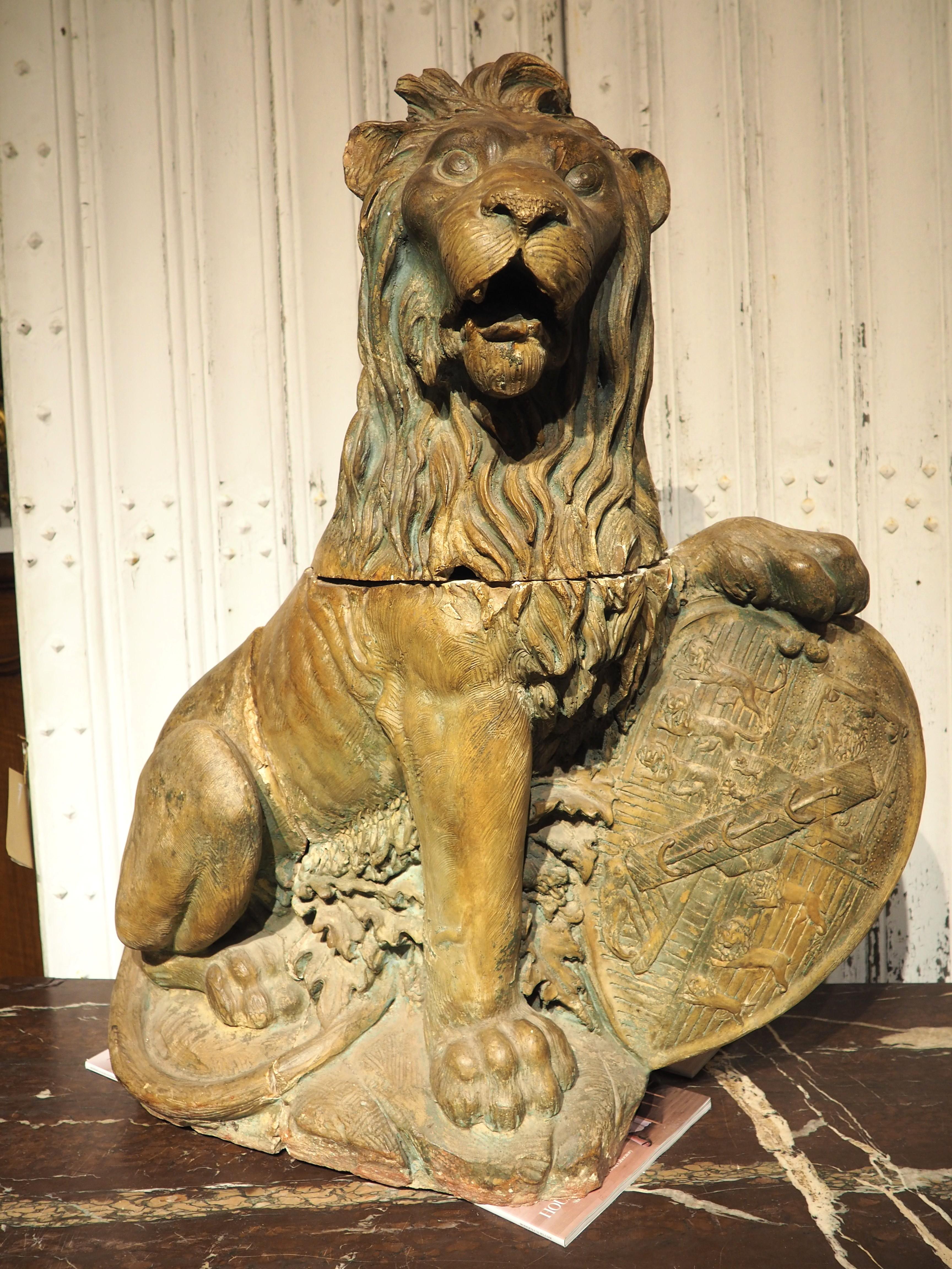 Una grande statua di leone in terracotta a tre pezzi con scudo del XVIII secolo proveniente dall'Inghilterra in vendita 12