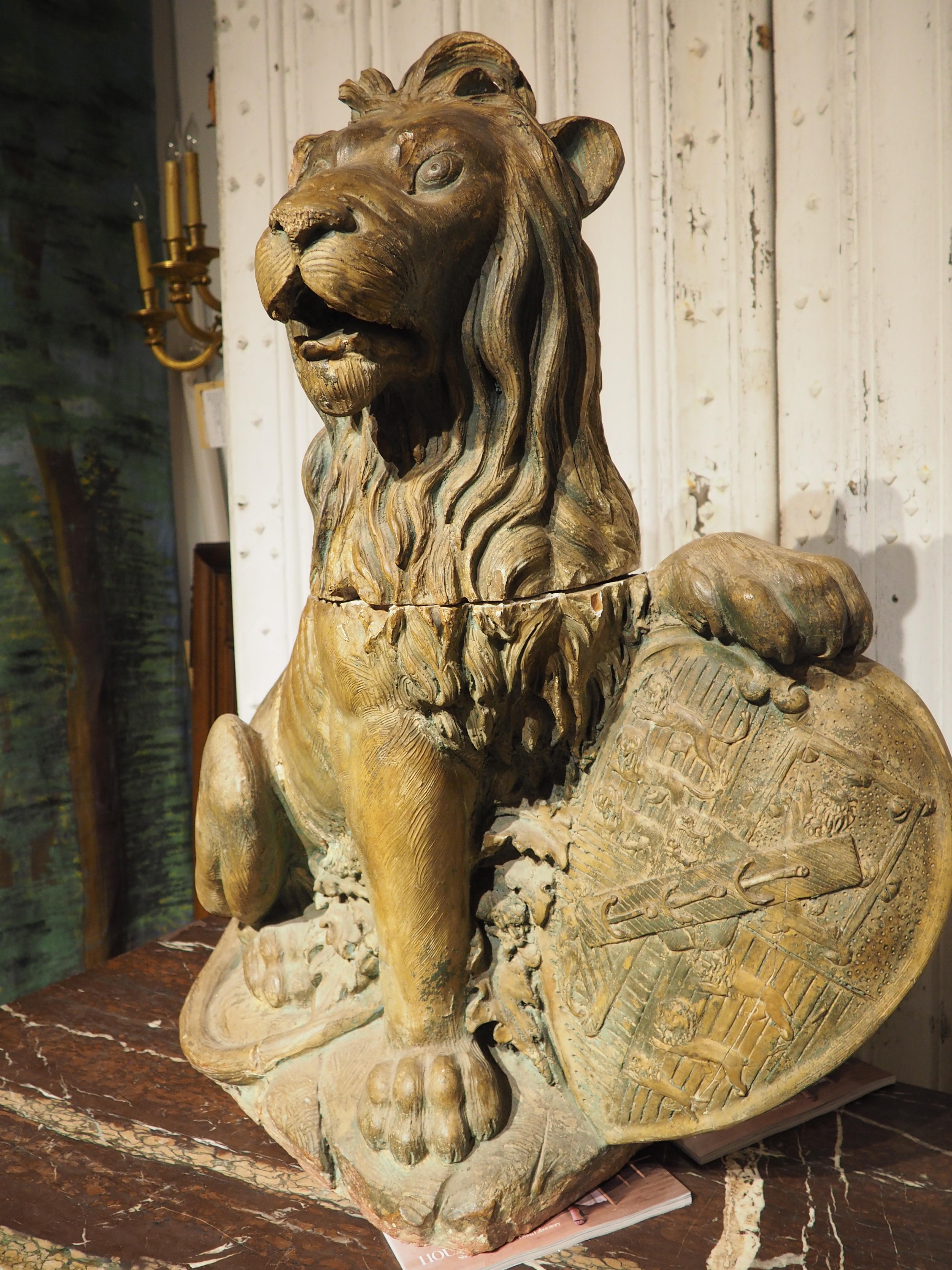 Una grande statua di leone in terracotta a tre pezzi con scudo del XVIII secolo proveniente dall'Inghilterra in vendita 13