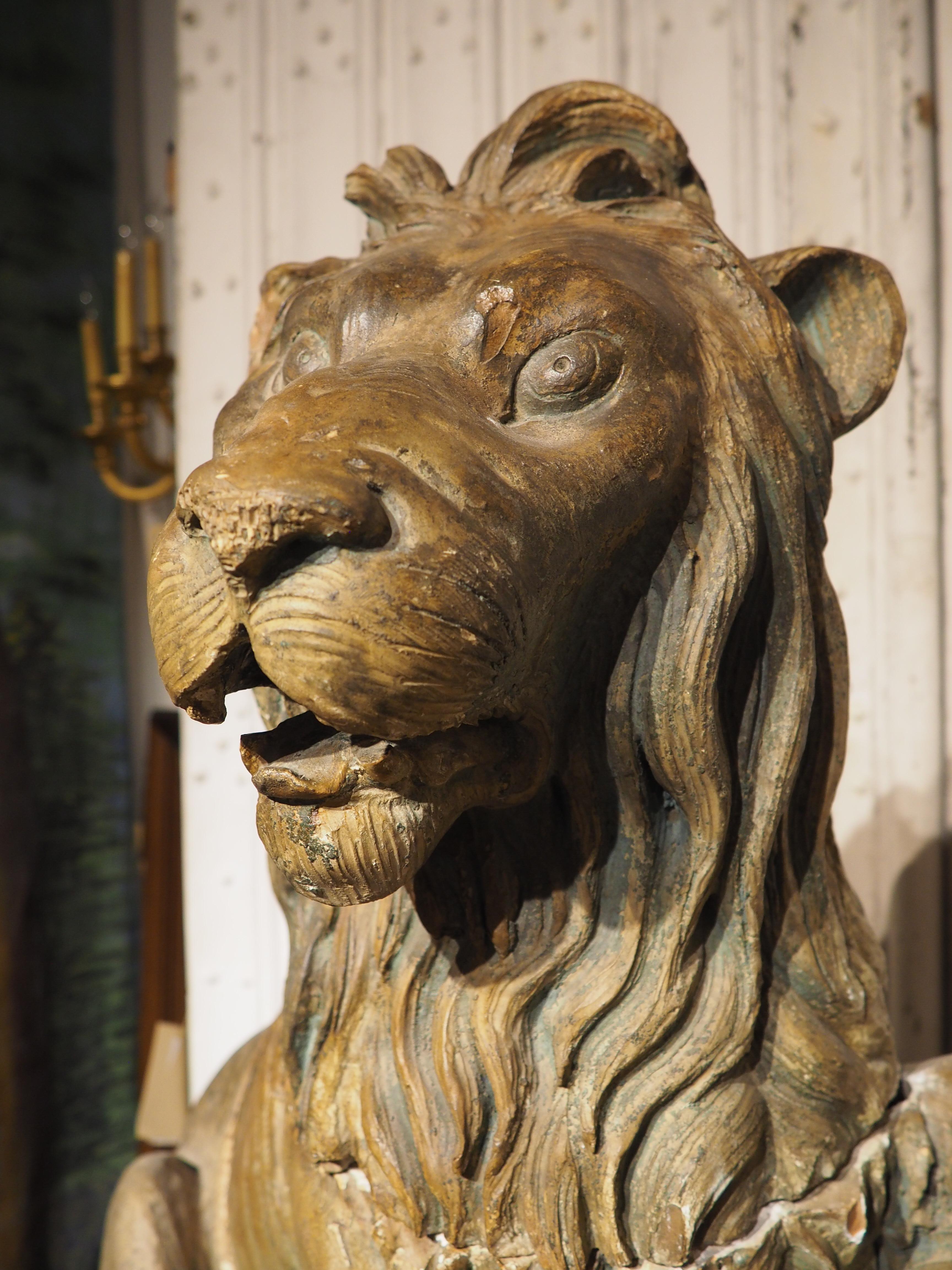 Ulteriori informazioni in arrivo...

Un'imponente statua di terracotta di un leone, risalente al 1700.  Il leone inglese porta uno scudo, anch'esso blasonato con più leoni, tra cui due campi di tre leoni.  I tre leoni sono un simbolo del trono