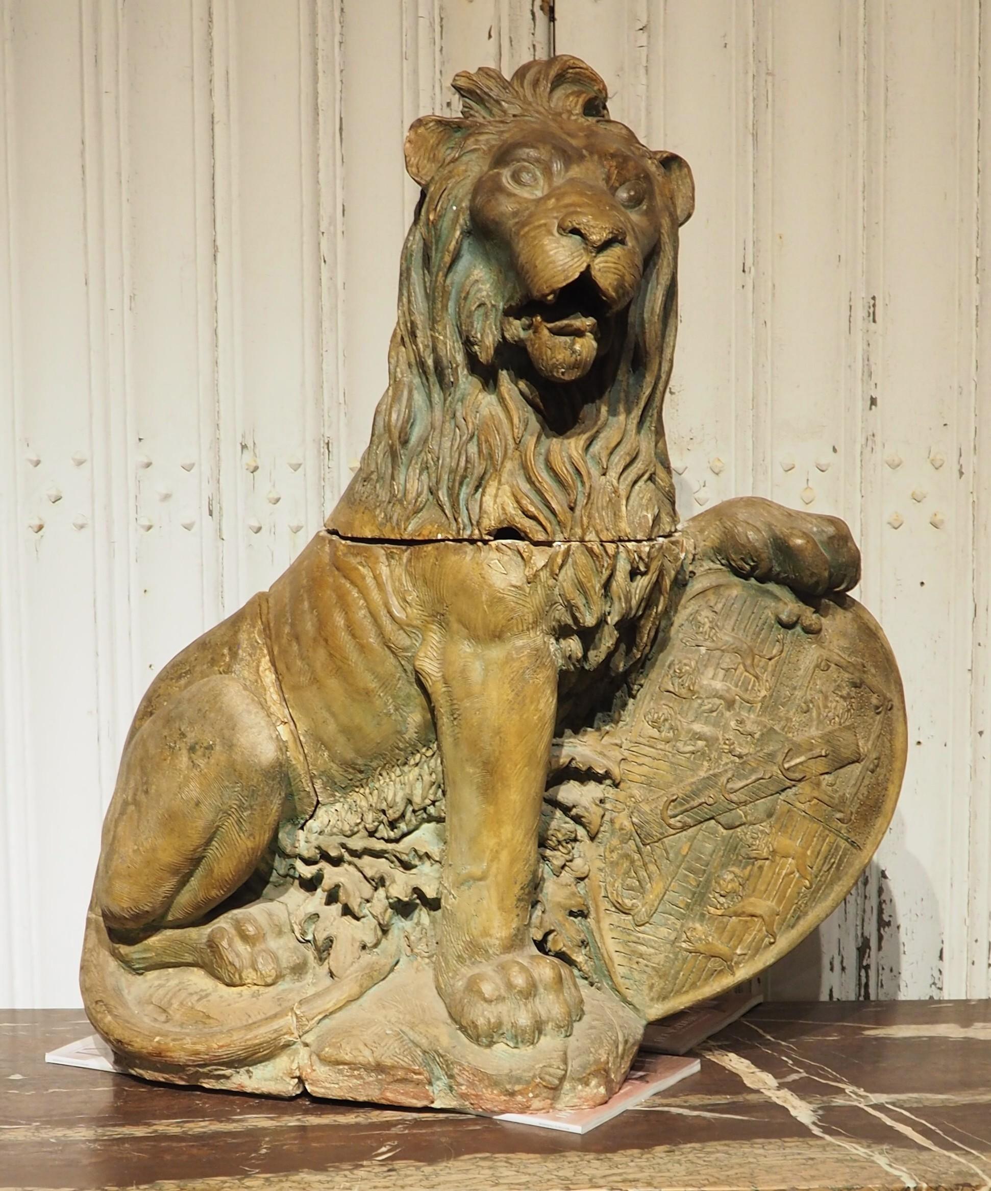 Una grande statua di leone in terracotta a tre pezzi con scudo del XVIII secolo proveniente dall'Inghilterra in vendita 14