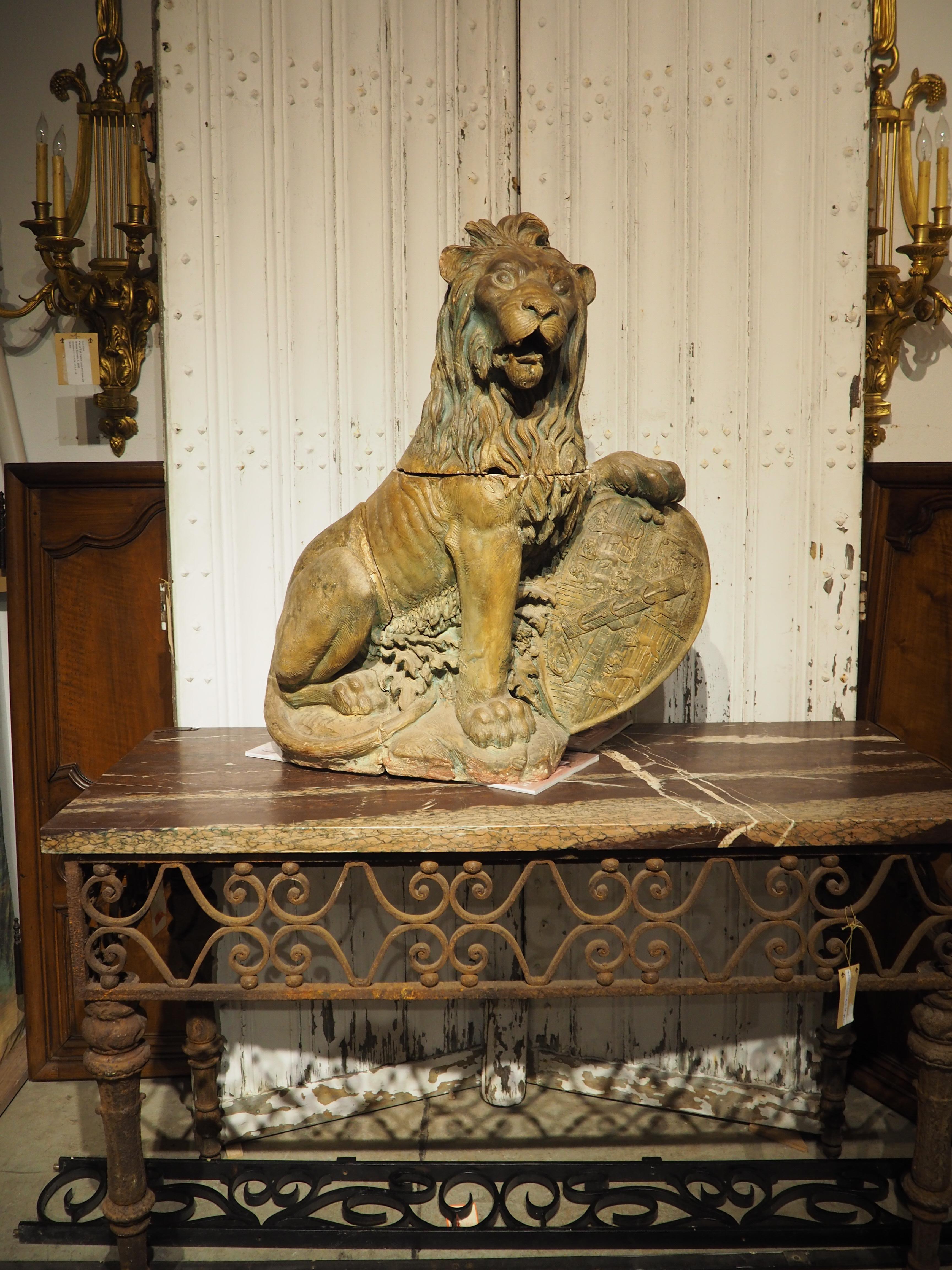 Inglese Una grande statua di leone in terracotta a tre pezzi con scudo del XVIII secolo proveniente dall'Inghilterra in vendita