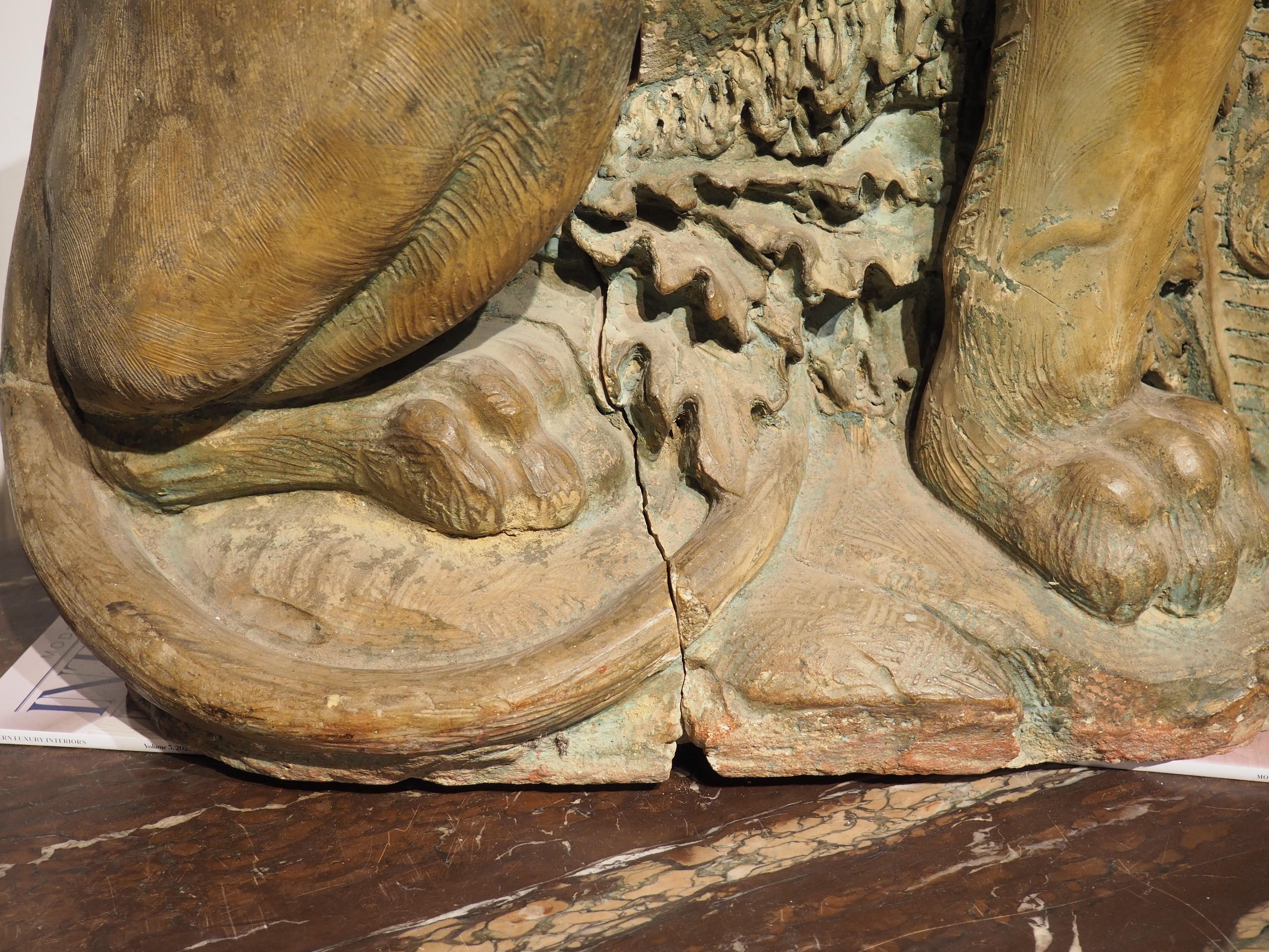 Una grande statua di leone in terracotta a tre pezzi con scudo del XVIII secolo proveniente dall'Inghilterra In condizioni buone in vendita a Dallas, TX