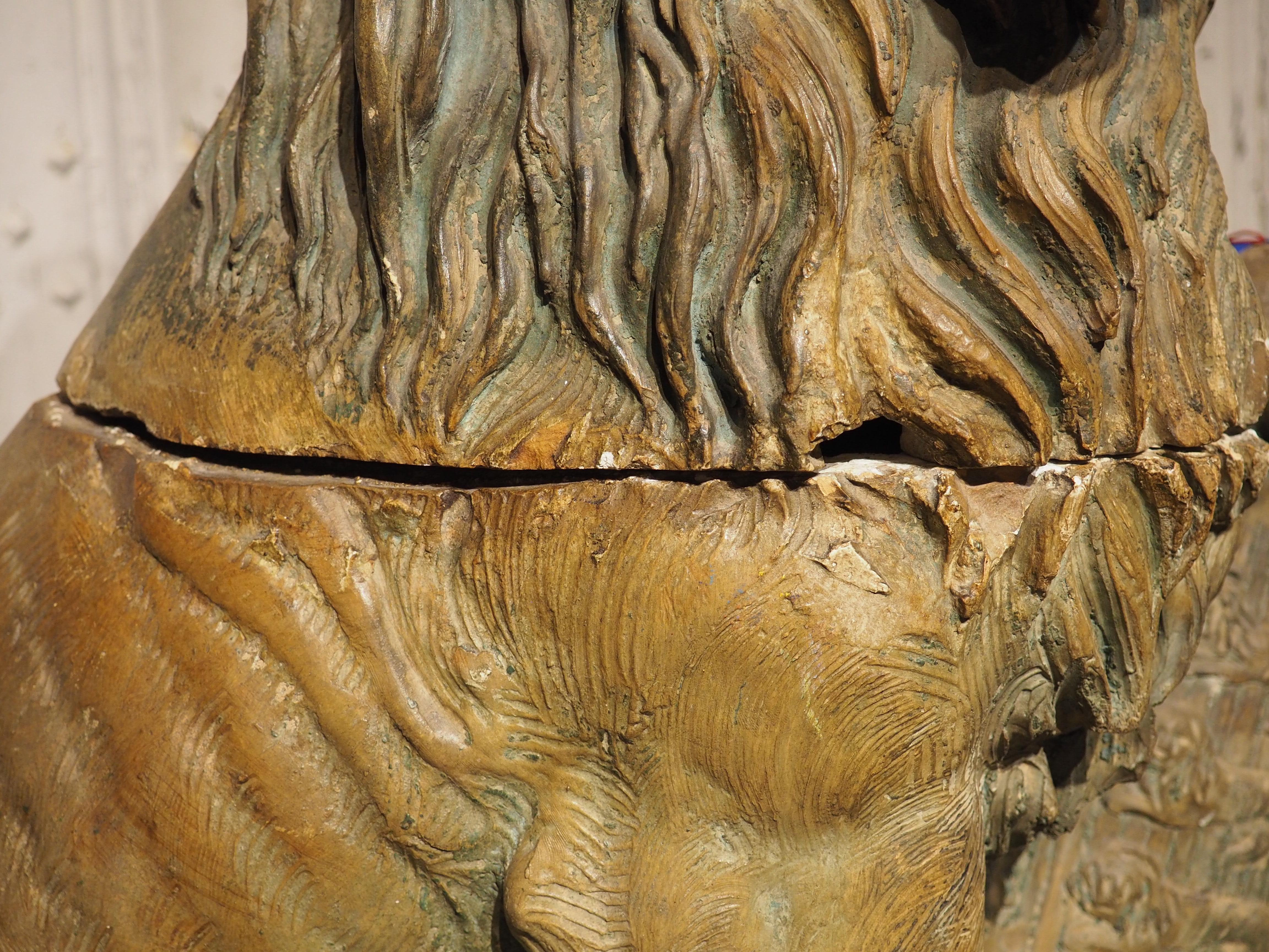 Fino al XVIII secolo Una grande statua di leone in terracotta a tre pezzi con scudo del XVIII secolo proveniente dall'Inghilterra in vendita