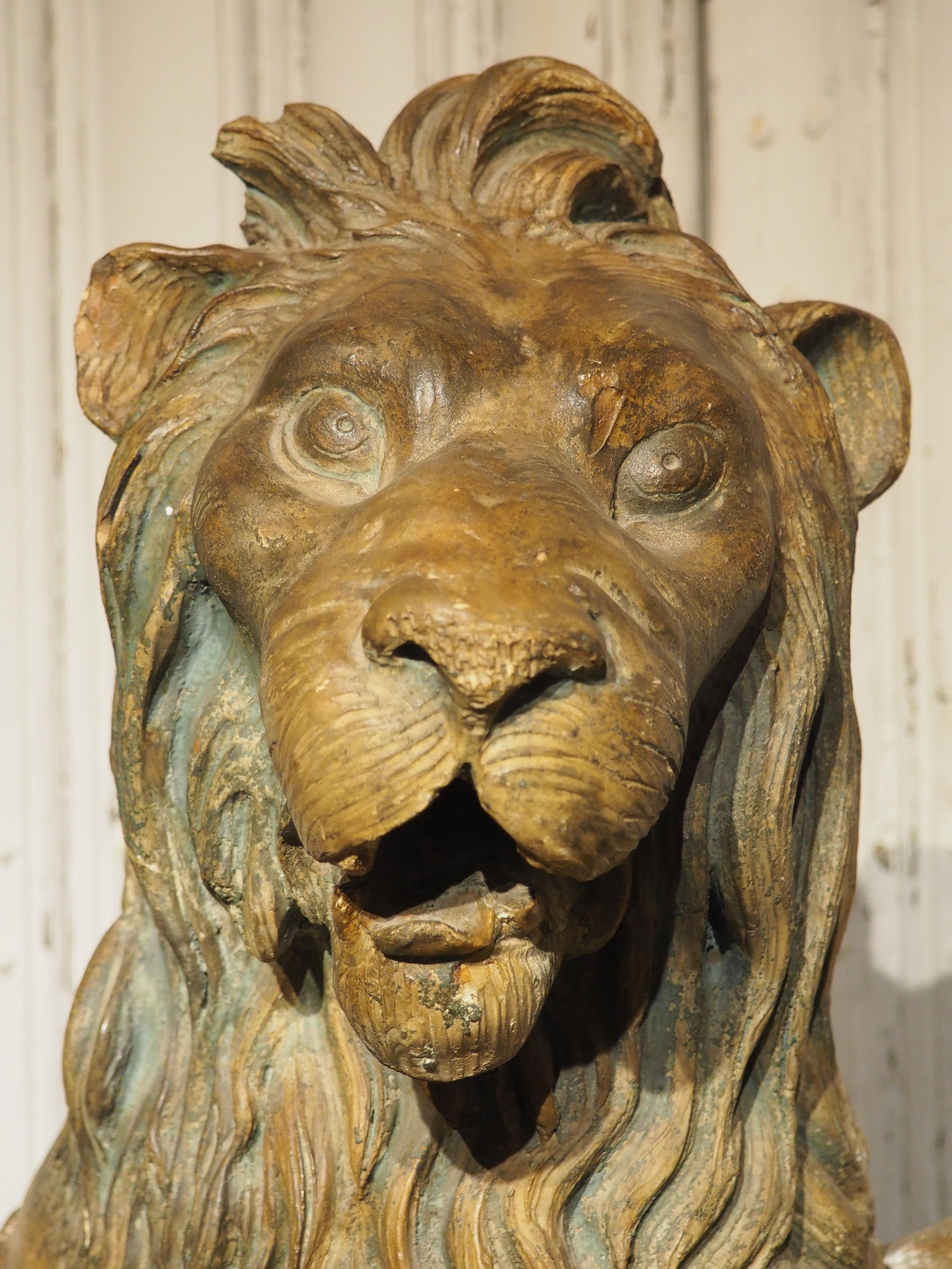 Terracotta Una grande statua di leone in terracotta a tre pezzi con scudo del XVIII secolo proveniente dall'Inghilterra in vendita