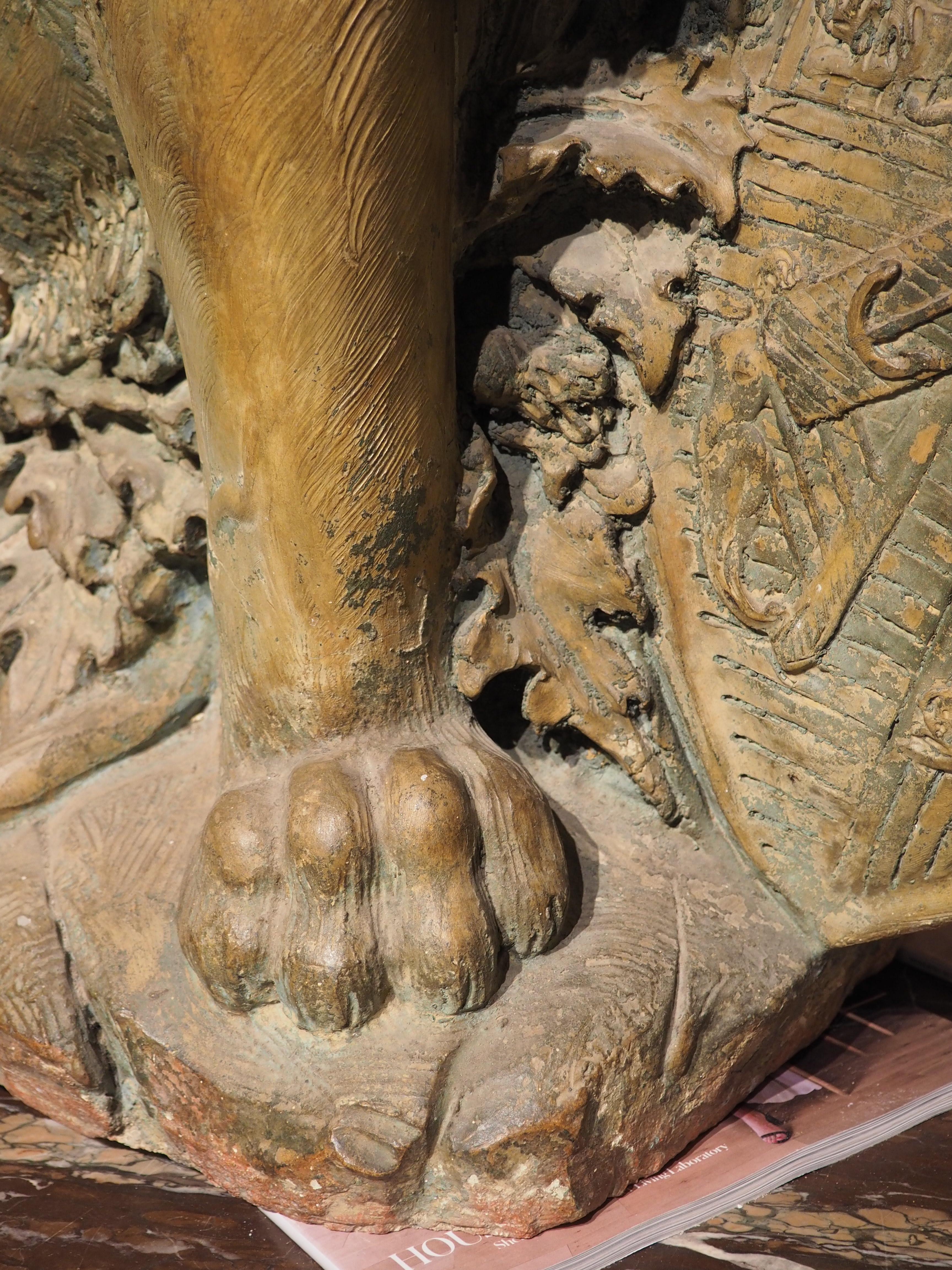 Una grande statua di leone in terracotta a tre pezzi con scudo del XVIII secolo proveniente dall'Inghilterra in vendita 1