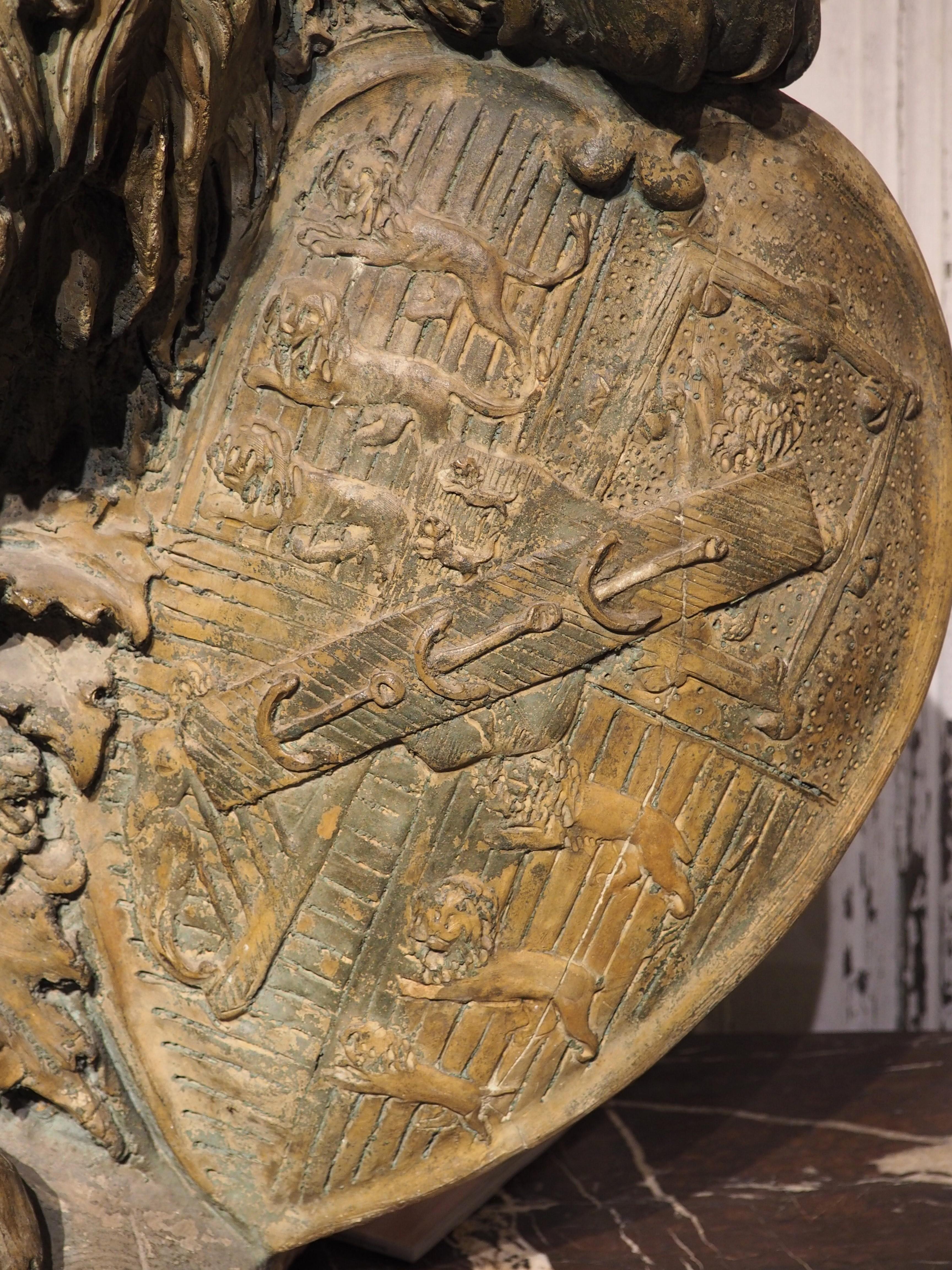 Una grande statua di leone in terracotta a tre pezzi con scudo del XVIII secolo proveniente dall'Inghilterra in vendita 2