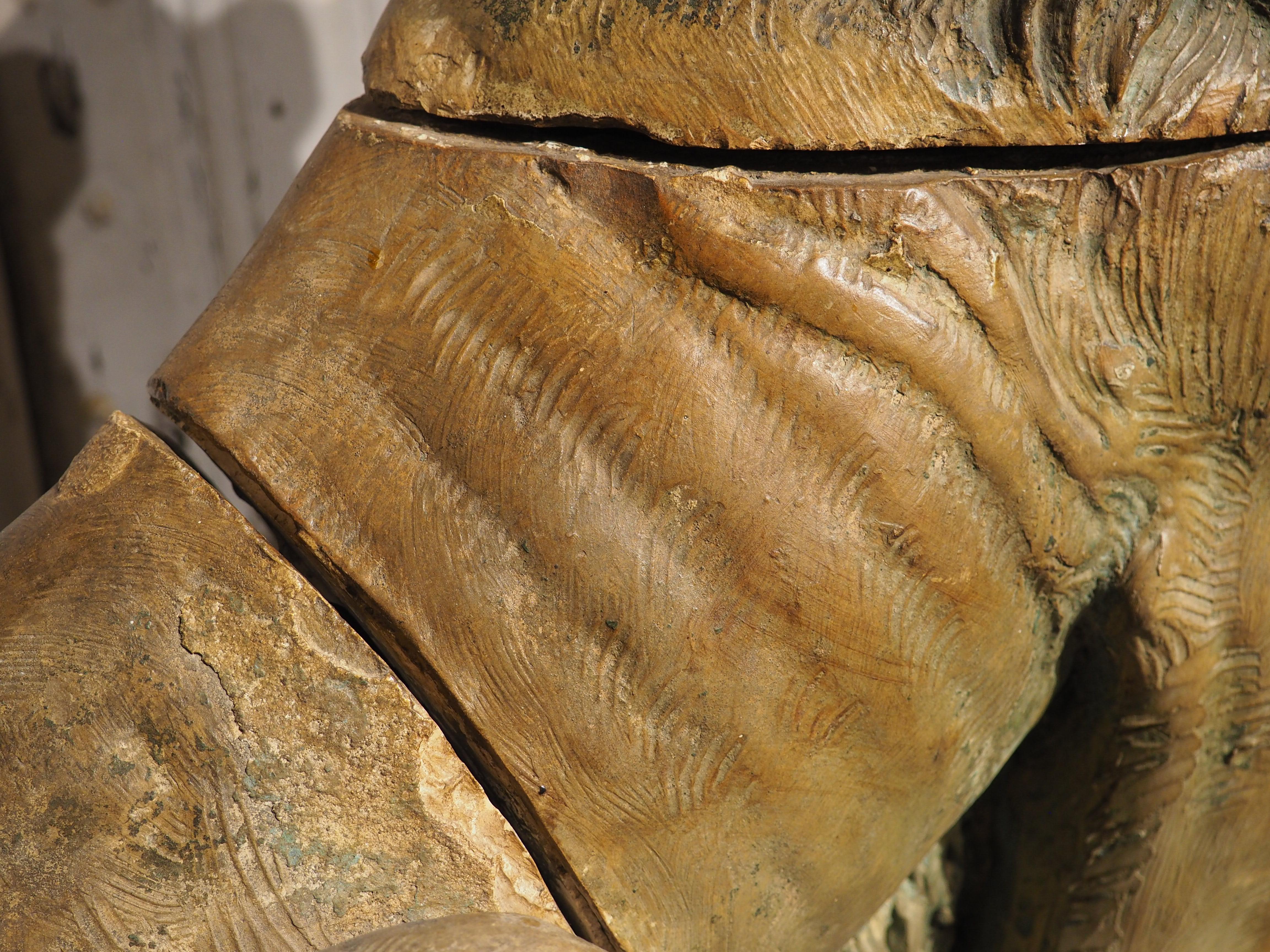 Una grande statua di leone in terracotta a tre pezzi con scudo del XVIII secolo proveniente dall'Inghilterra in vendita 3