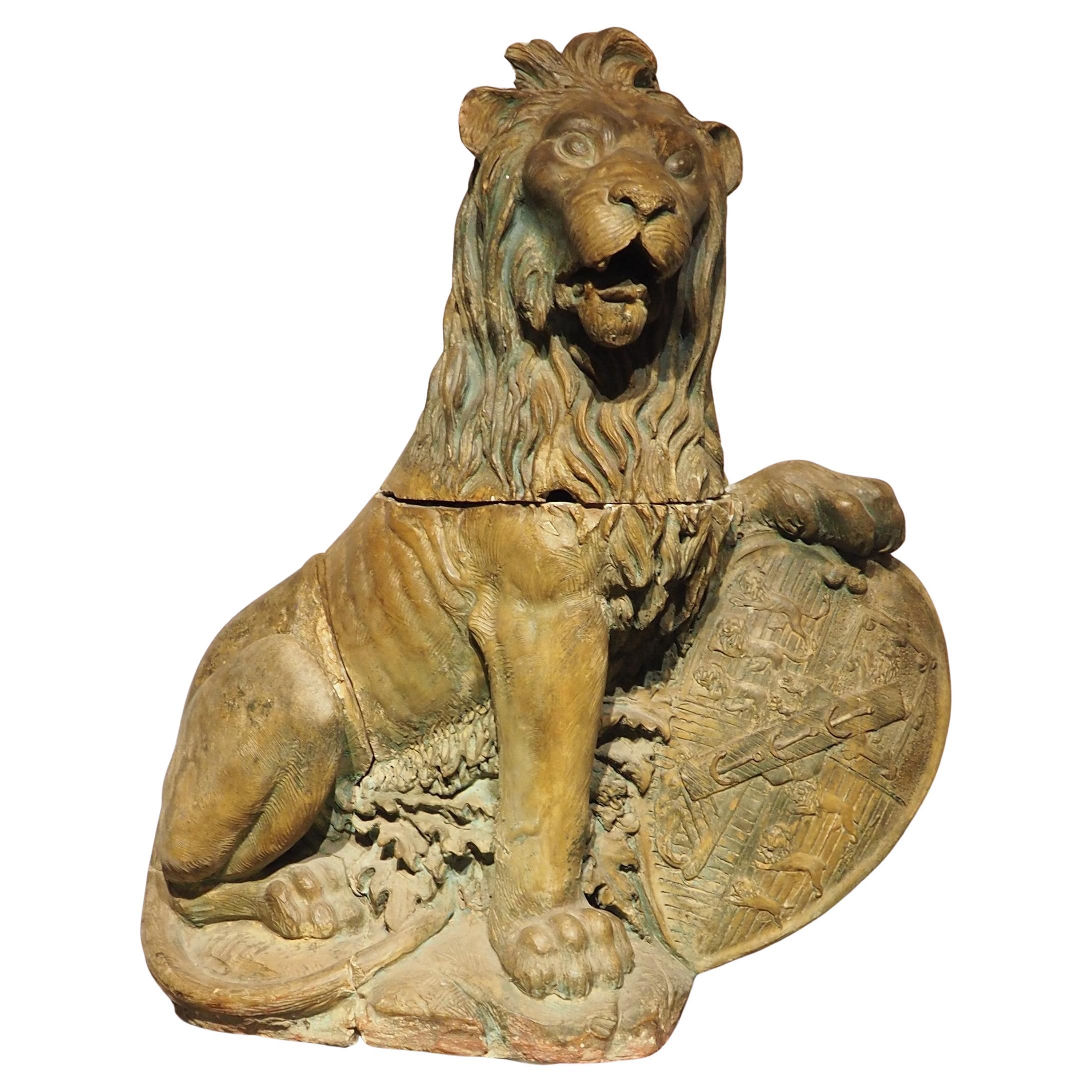Una grande statua di leone in terracotta a tre pezzi con scudo del XVIII secolo proveniente dall'Inghilterra