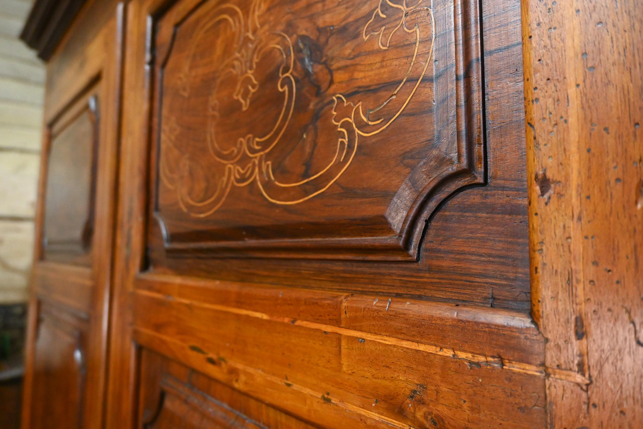 Armoire spagnolo del XVIII secolo, in noce catalano e intarsi in bosso - armadio in vendita 2