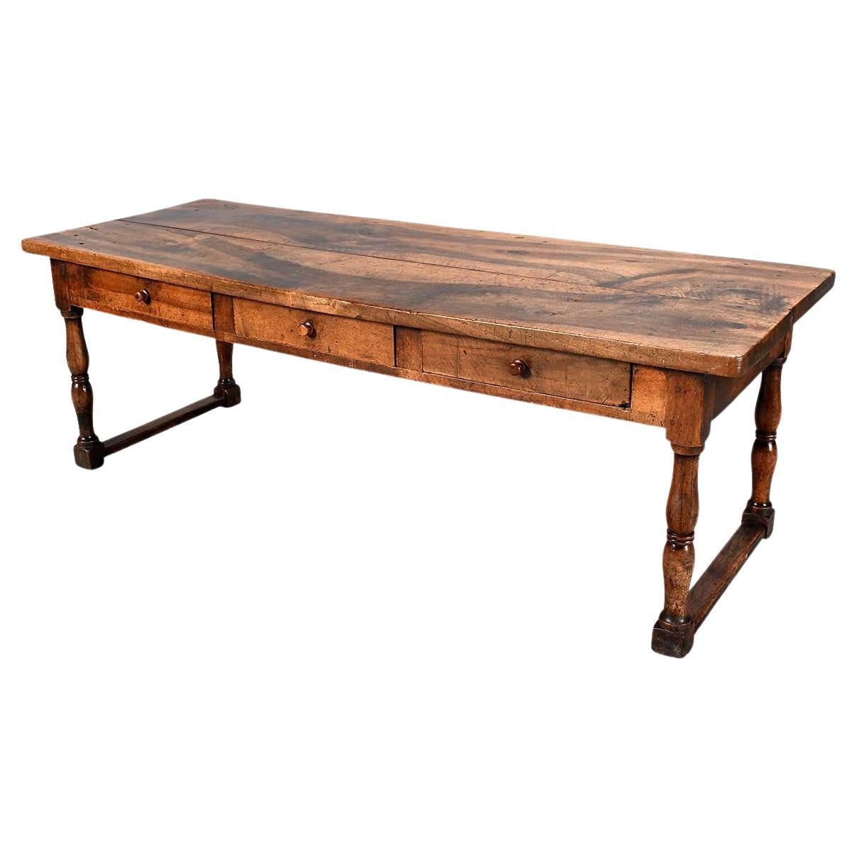 Grande table centrale (ou de cuisine) en noyer du XVIIIe siècle