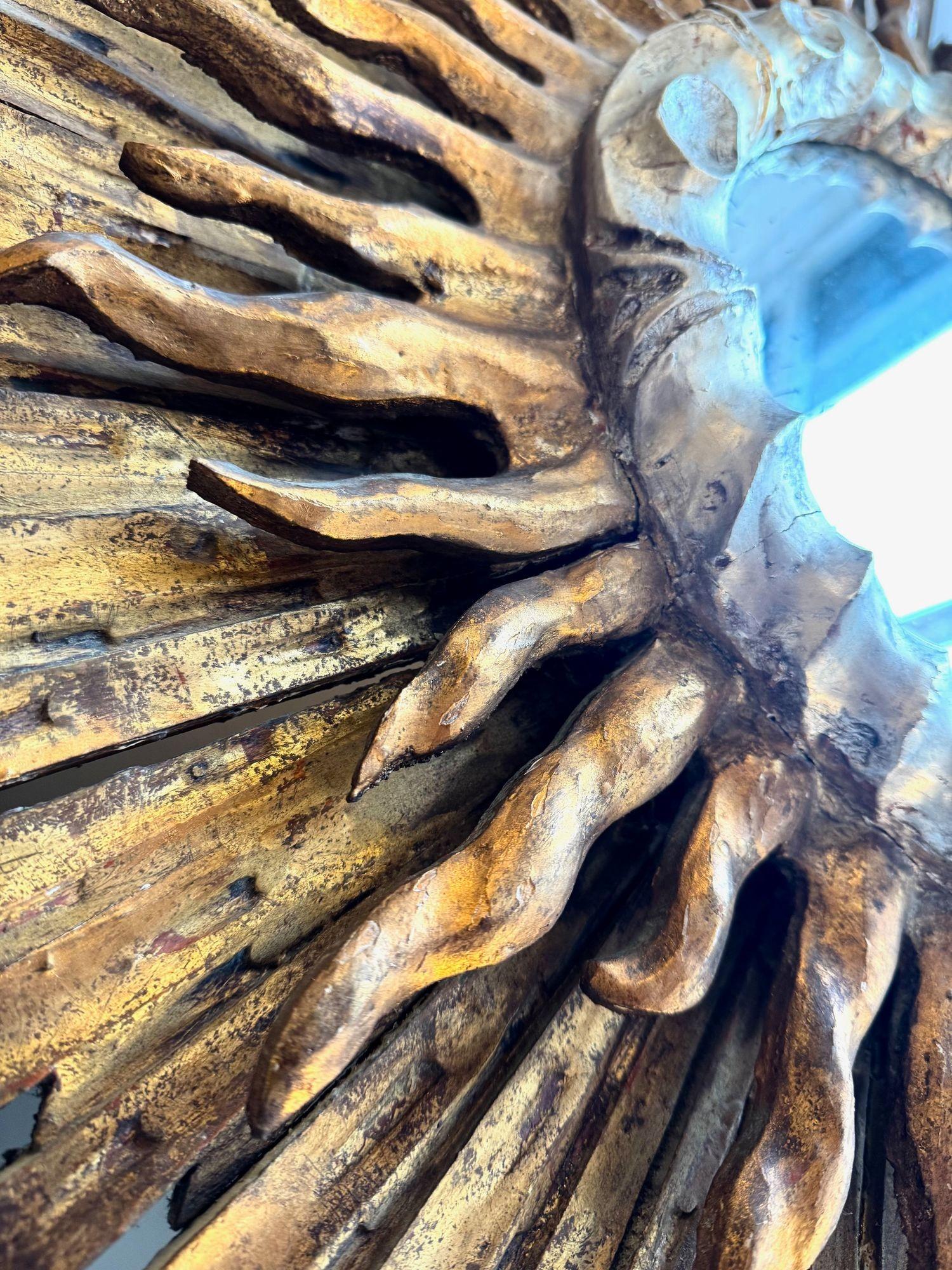 Grande specchio francese degli anni '40 in legno intagliato e dorato a raggiera in vendita 3