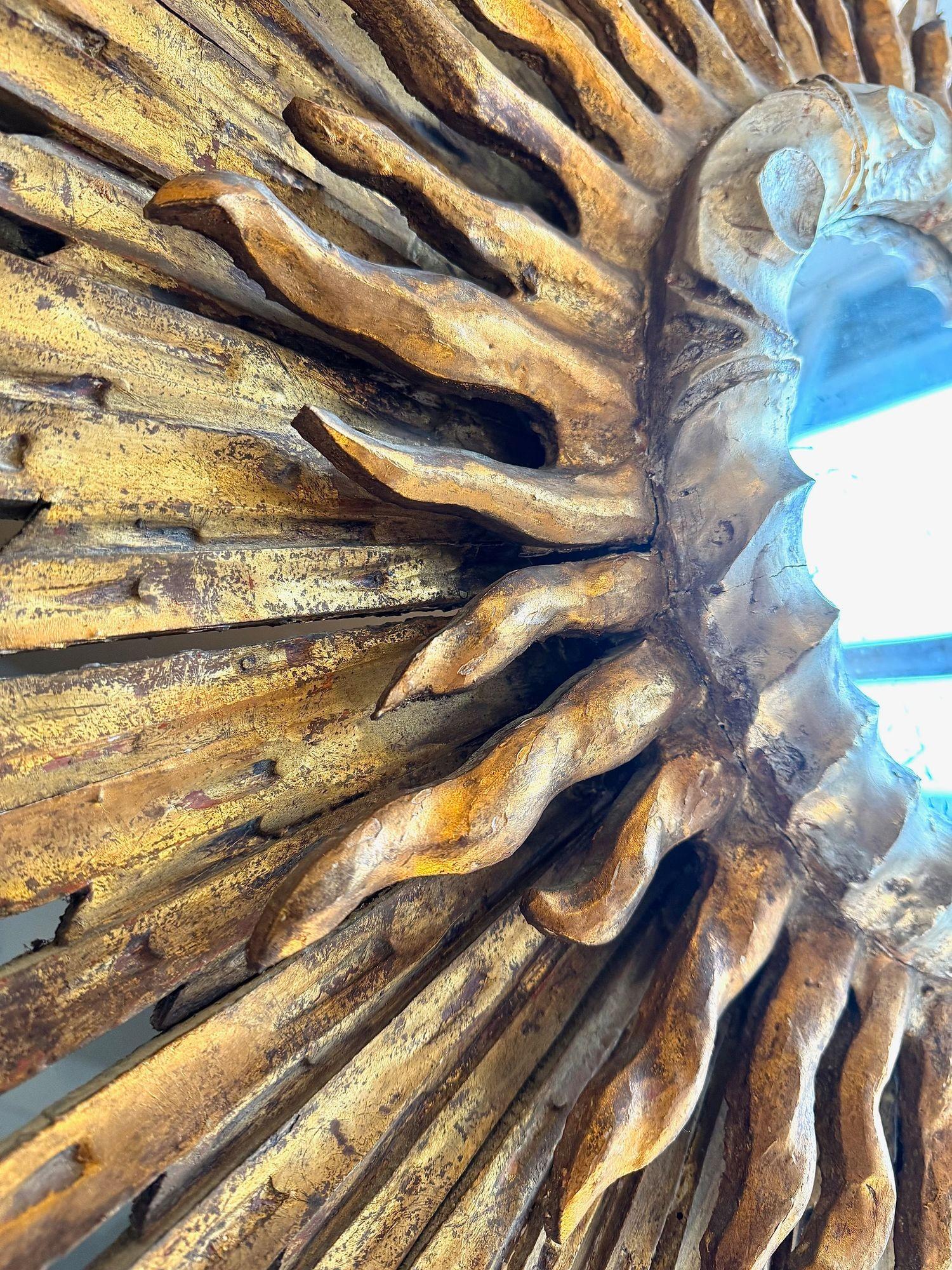 Grande specchio francese degli anni '40 in legno intagliato e dorato a raggiera in vendita 5