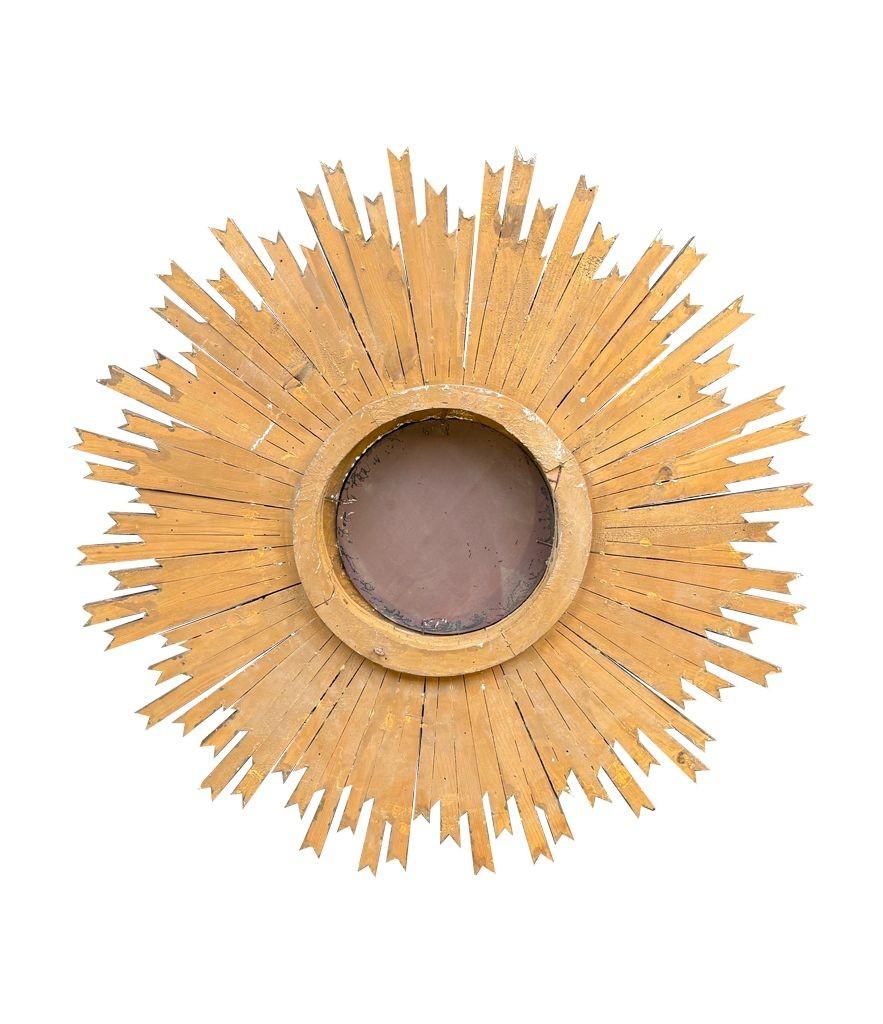 Grande specchio francese degli anni '40 in legno intagliato e dorato a raggiera in vendita 8