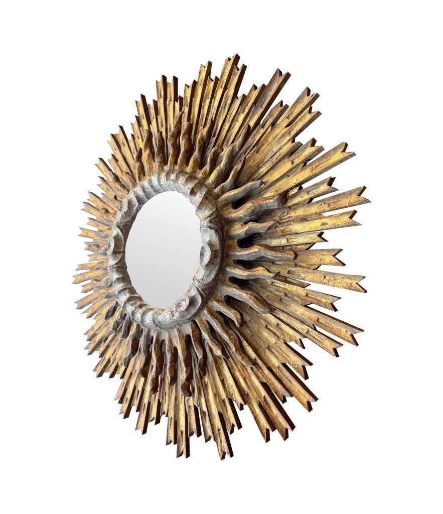 Mid-Century moderno Grande specchio francese degli anni '40 in legno intagliato e dorato a raggiera in vendita